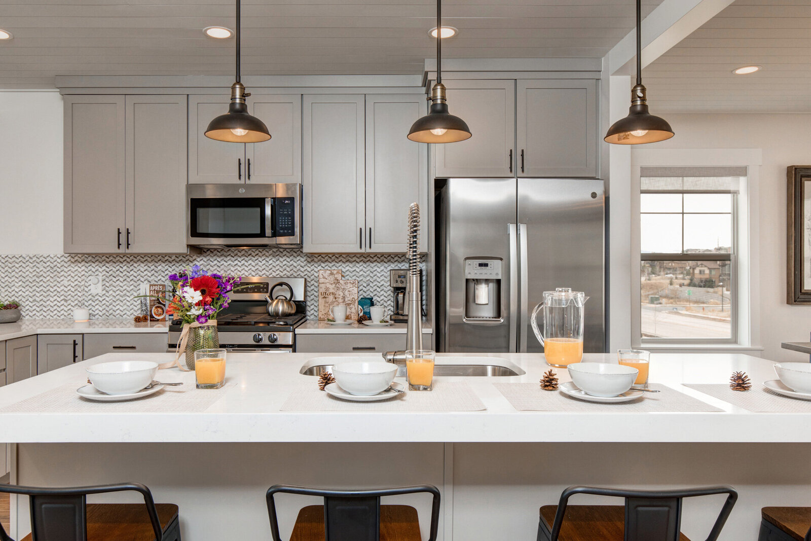 Vacation-Home-Interior-Designer-Chalet-and-Co-modern-kithcen-and-light-fixtures