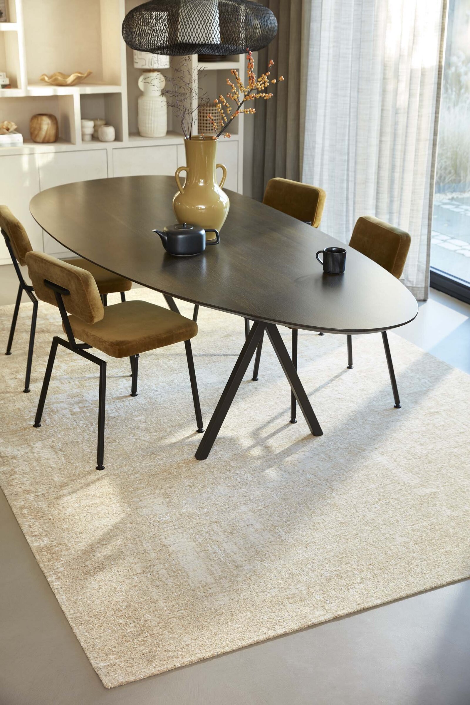 fotostyling-brinker-ensuite-2023-design-eetkamertafel-stoel-vloerkleed-grunge-sand-organisch-sfeerbeeld-annedelange