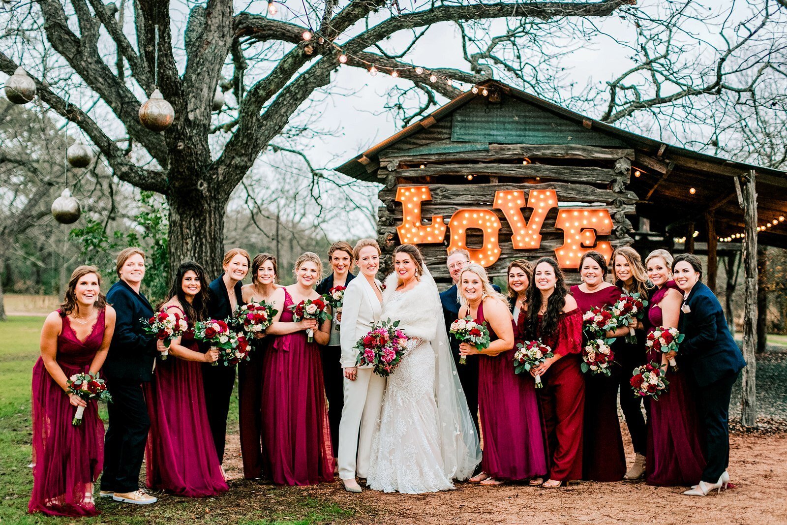 bridal-party-outside-texas-wedding-venue