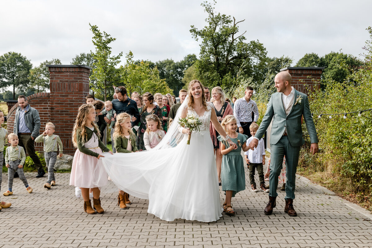 Country bruiloft, boerderij bruiloft, trouwen in Friesland, bruidsfotograaf, trouwfotograaf (78)