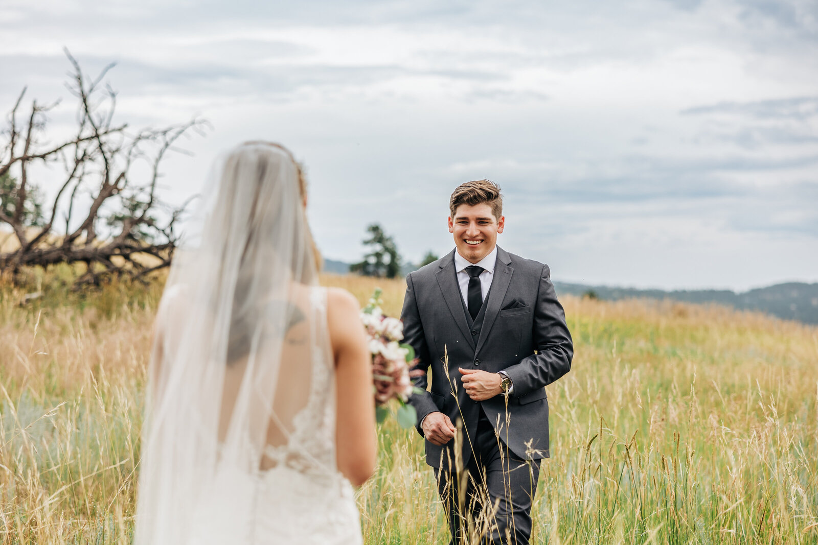 Colorado Elopement Photographer captures groom seeing bride for first time
