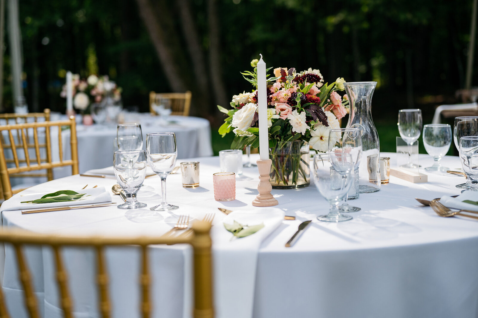 table-decor-wedding-pink-gold-mauve-elegant-outdoor