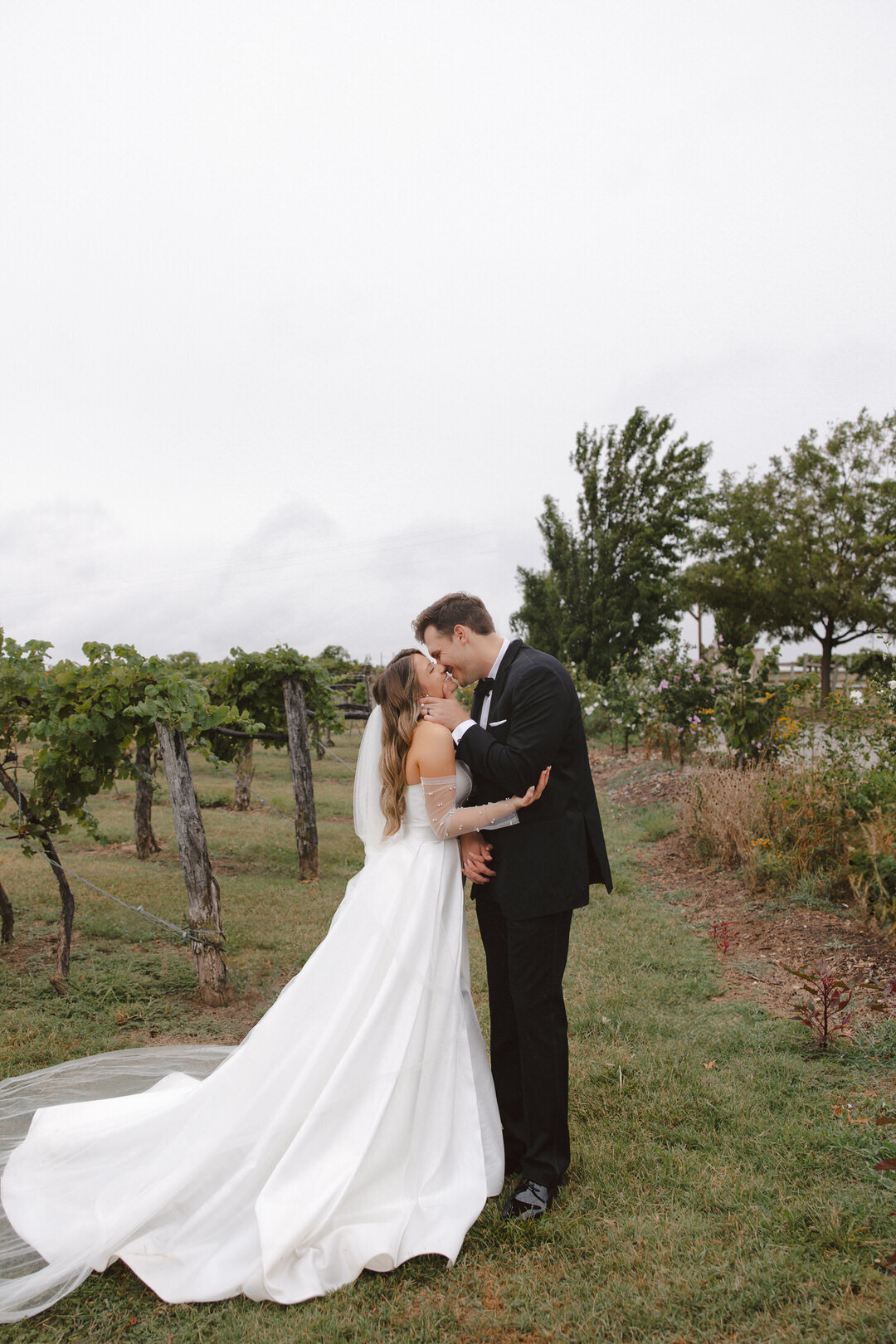 reuben-wedding-teasers-prairie-hill-vineyard-kayxbee-233