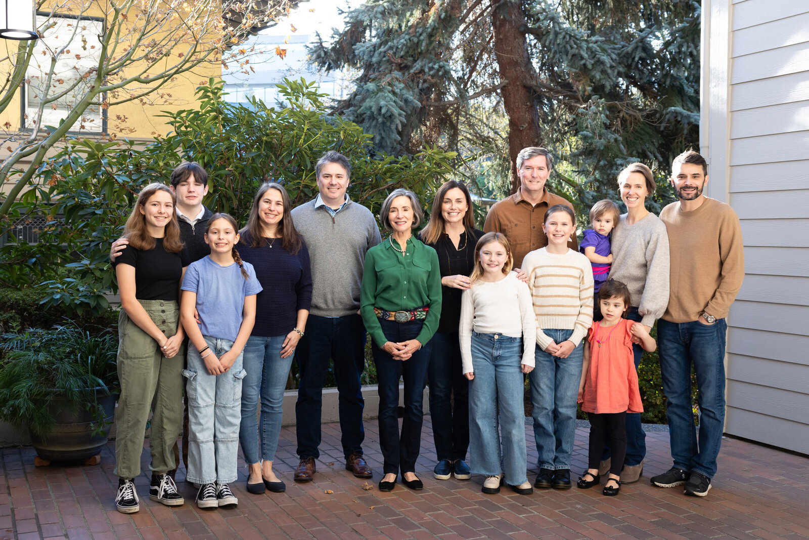 Tacoma family photography of an extended large family, outdoor photo