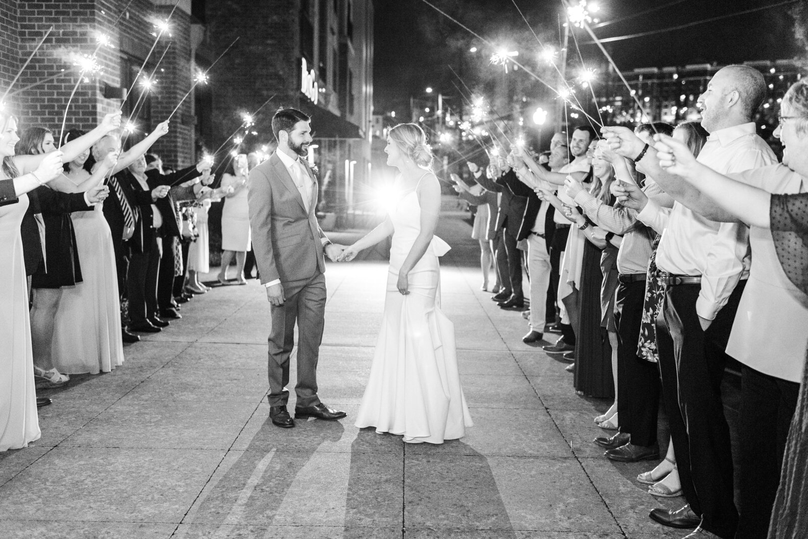 Tuscaloosa Downtown Wedding - Lauren Elliott Photography - Darah and Frank-9120