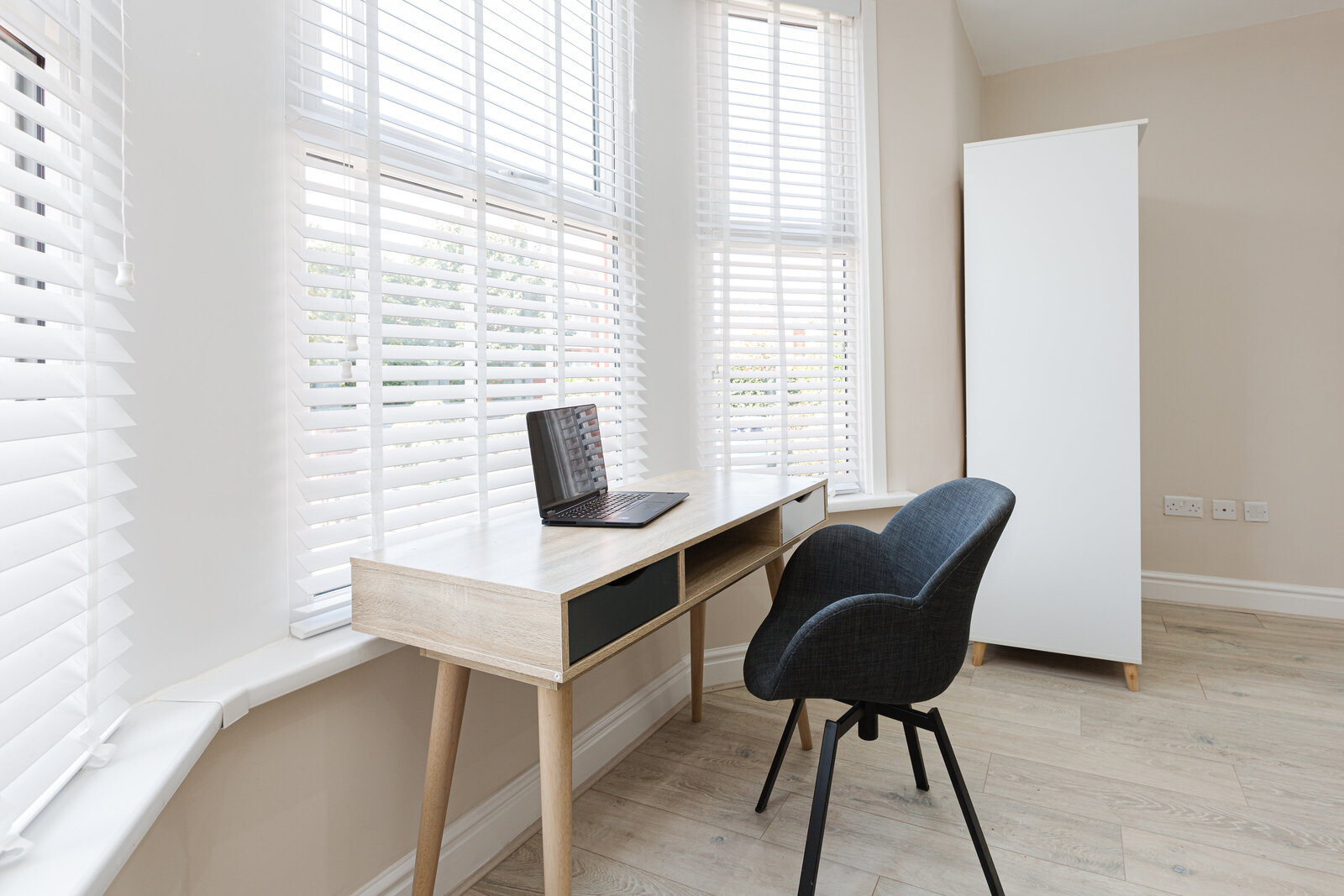 property photographer liverpool desk hmo