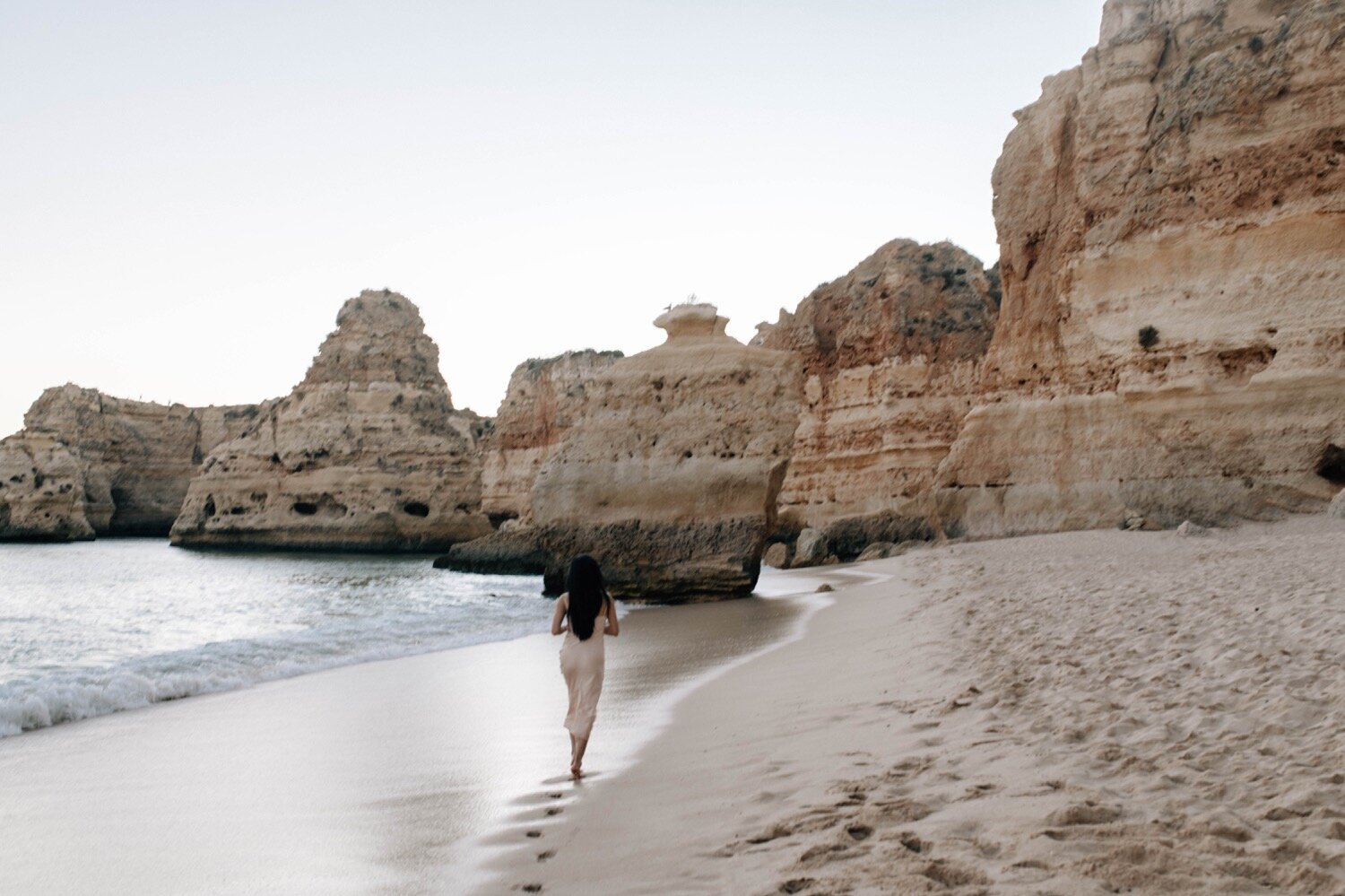 21_Flora_And_Grace_Portugal_Editorial_Wedding_Photographer Lisboa_Wedding_Photographer-162_Natural editorial wedding photographer at the Algarve coast in Portugal. Discover the wedding photography of Flora and Grace.