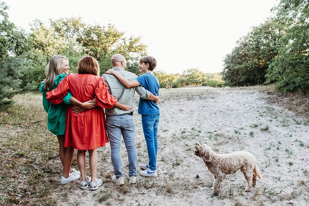 Gezinsfoto's met hond, familiefotograaf breda, roosendaal, ettenleur, rucphen, gezinsfotograaf brabant