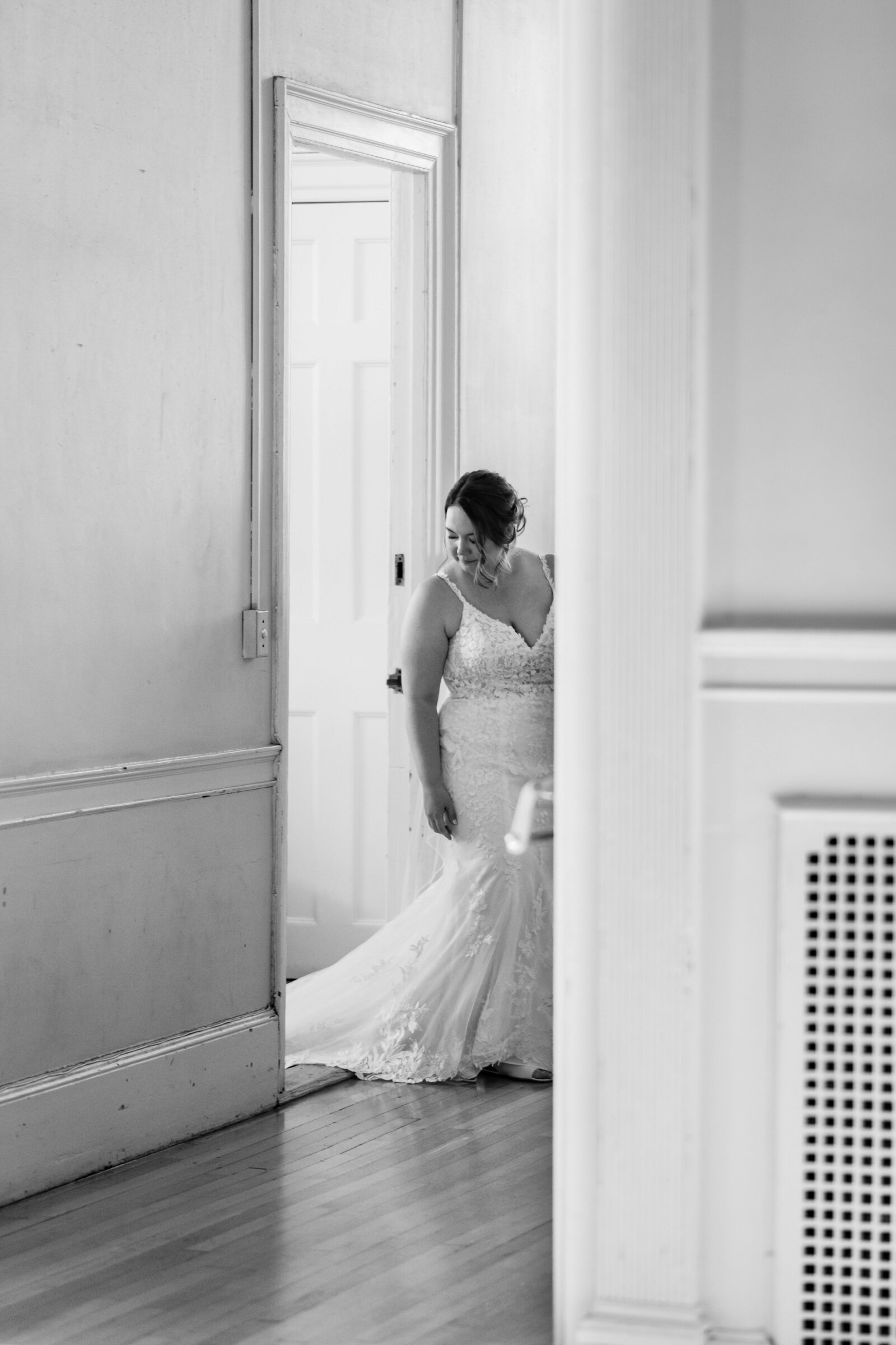 bride-prepares-for-ceremony-lisa-gilbert-photography