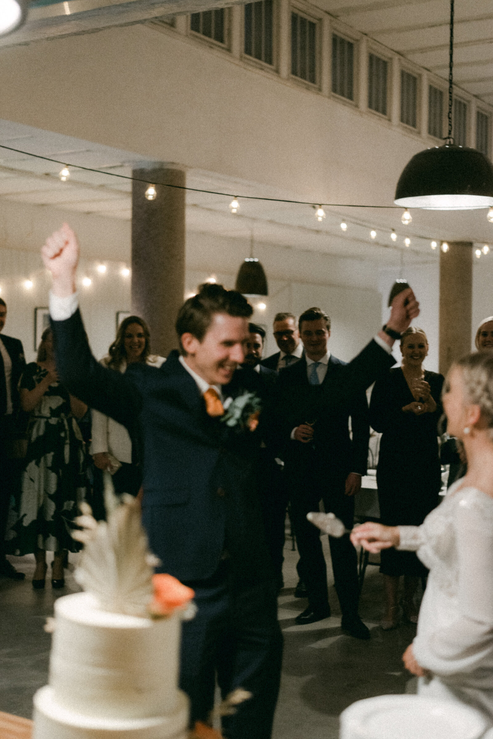 A documentary wedding  photo of the couple cutting the cake in Oitbacka gård captured by wedding photographer Hannika Gabrielsson in Finland