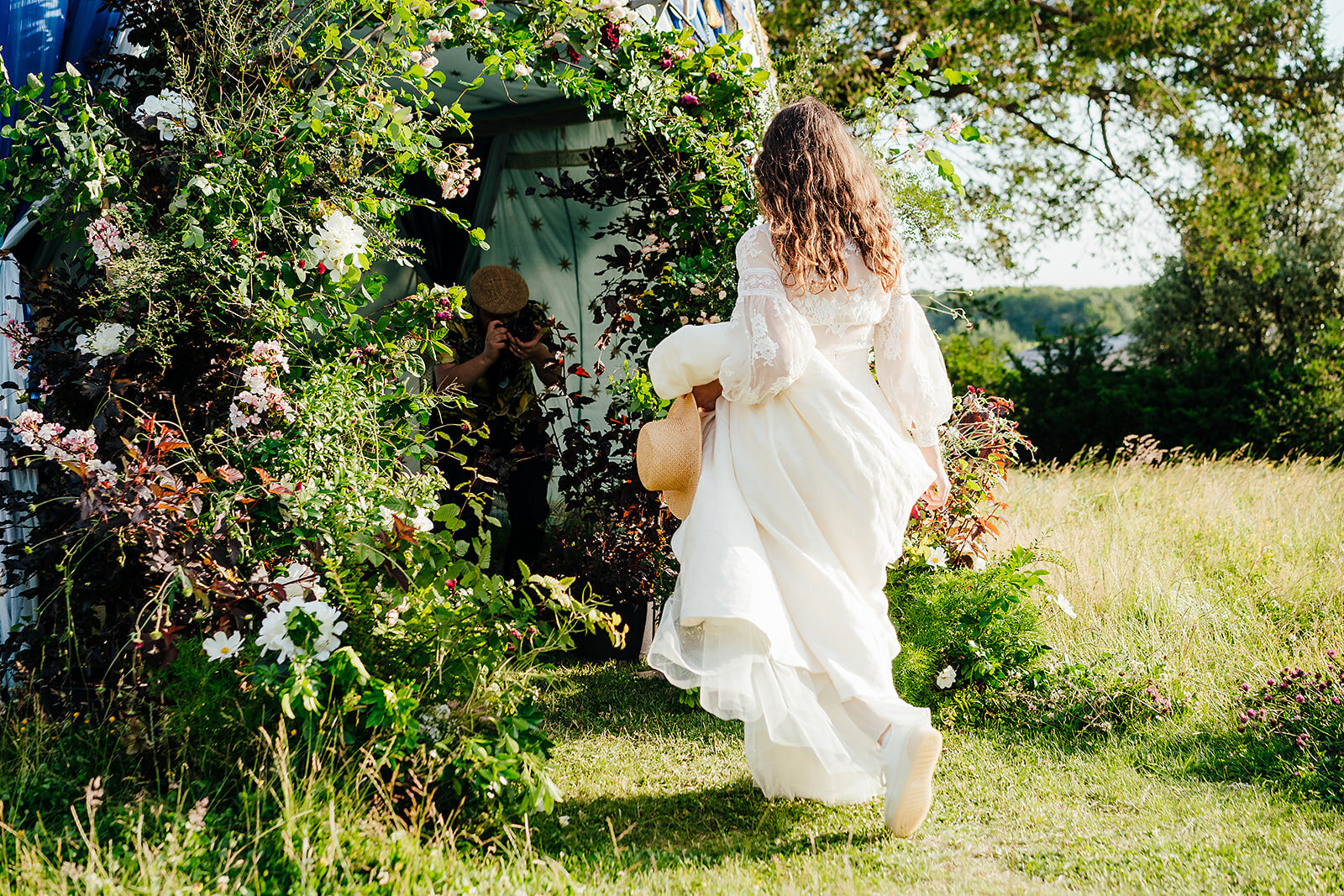 Long-sleeve-lace-wedding-dress-JoanneFlemingDesign-AngelaWardBrownPhoto (14)