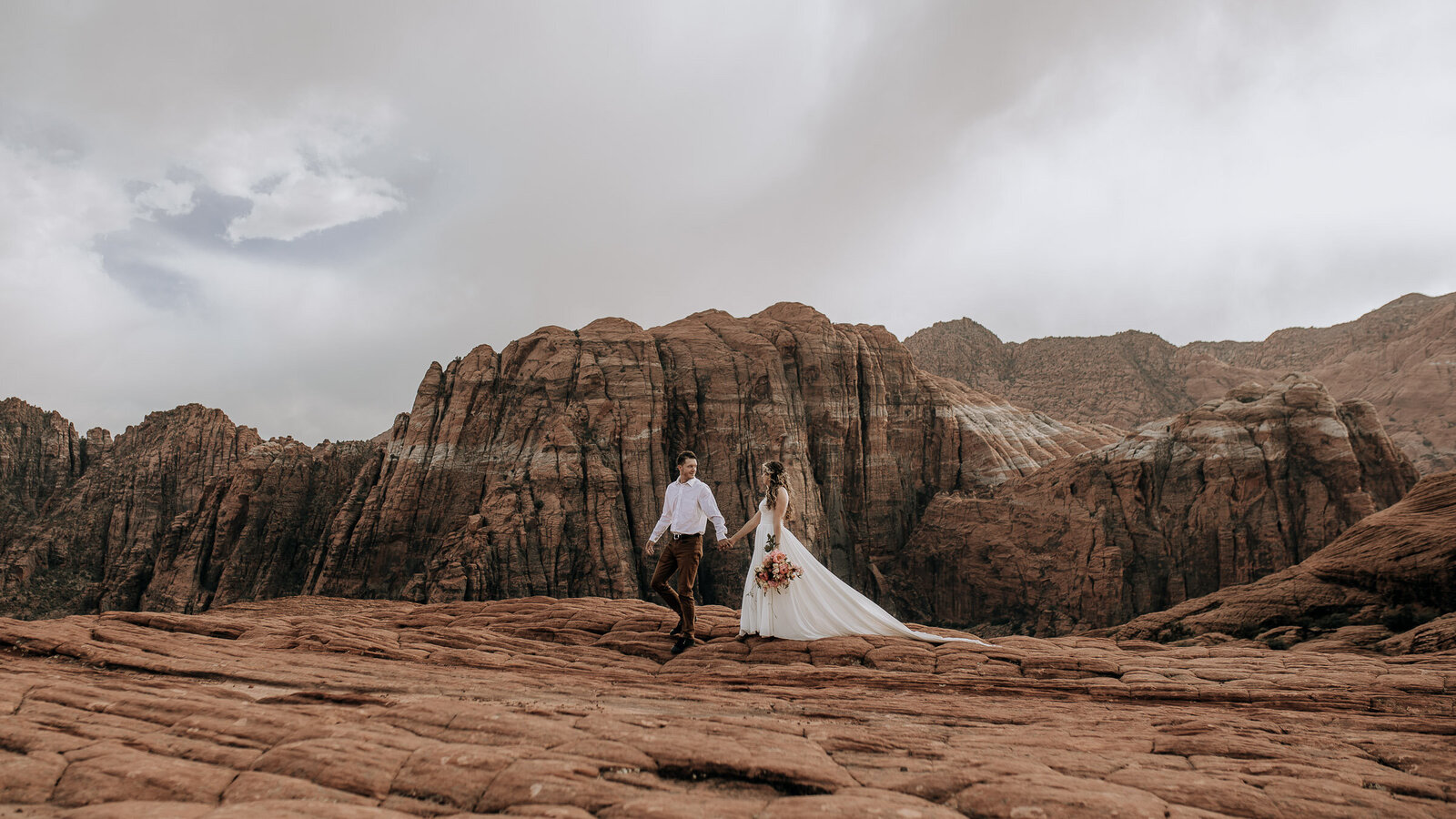 Colorful utah desert wedding with casual vibes and bright florals