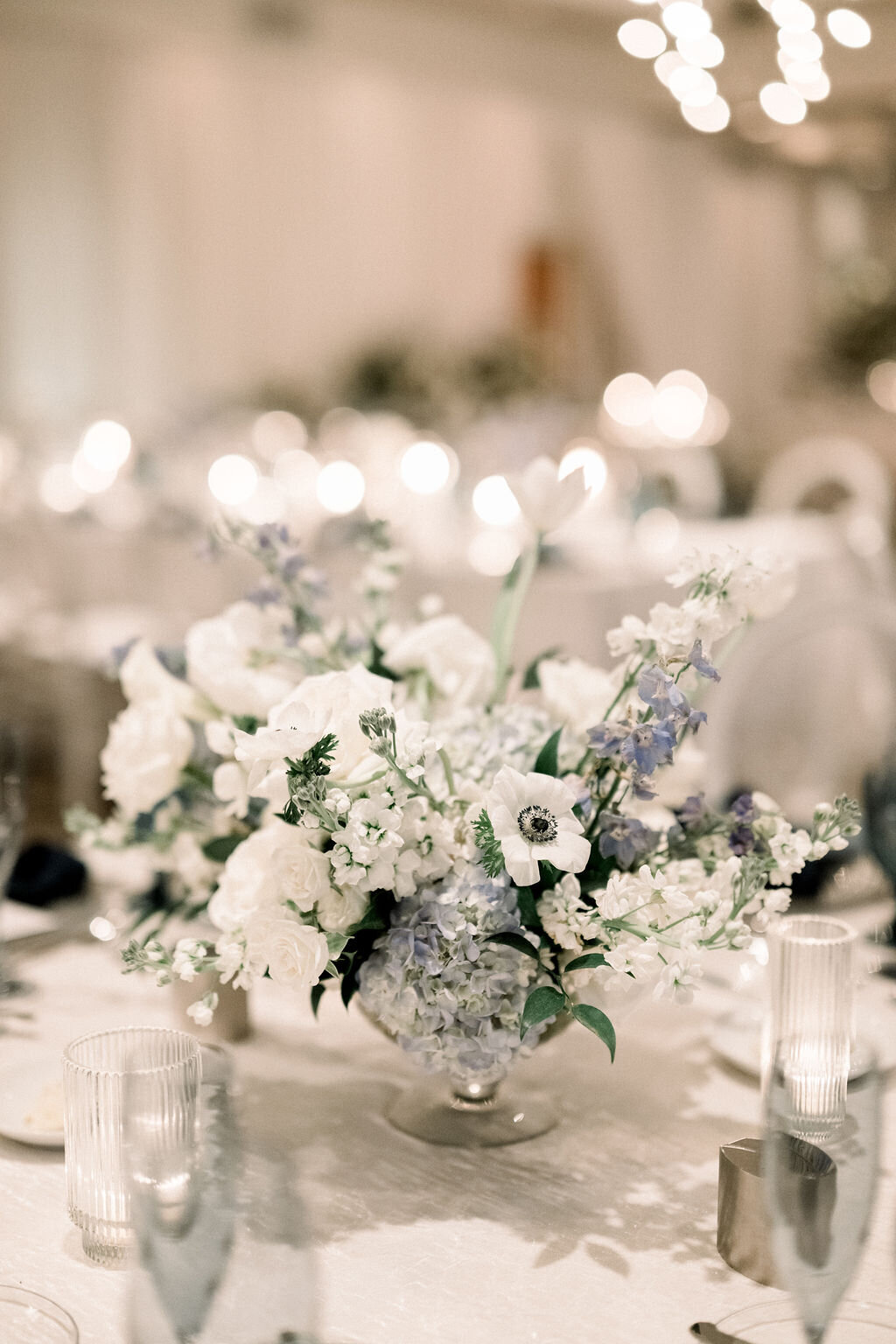 flower-decoration-for-wedding-reception-blue-white-color-palette