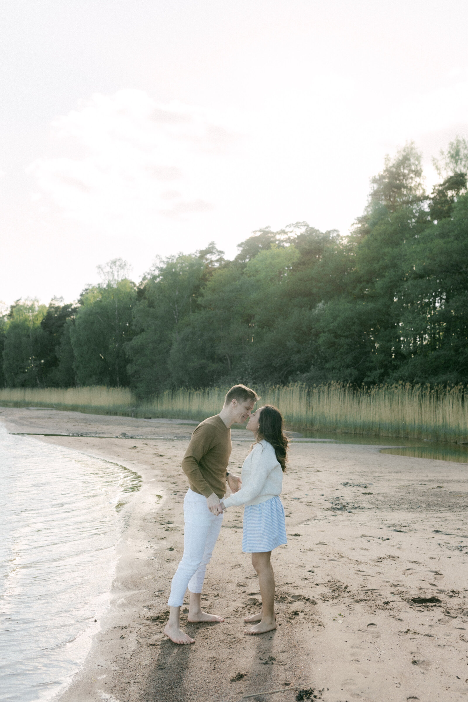 Couple on a beach on a photography session with photographer Hannika Gabrielsson
