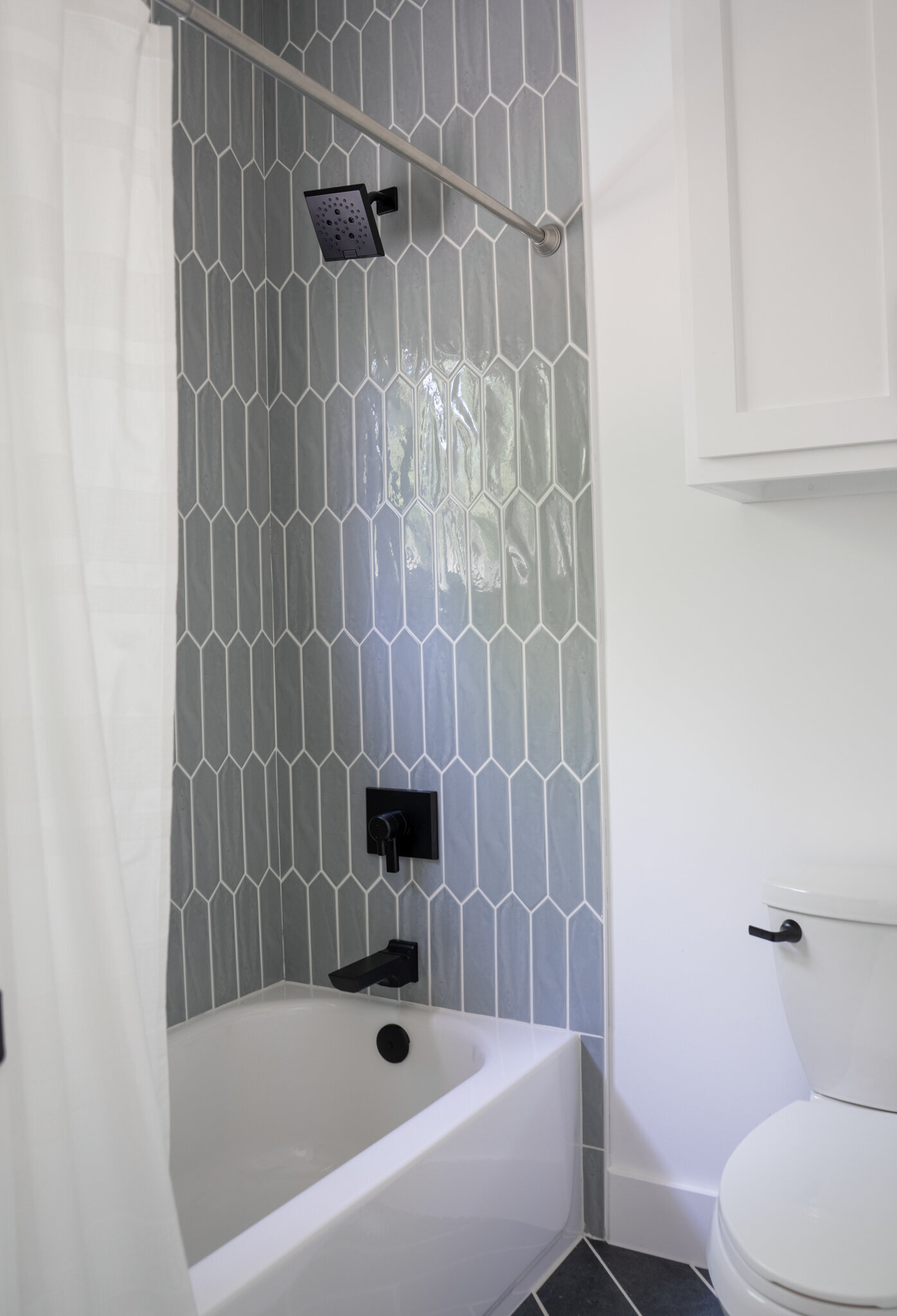 14_Gray_Picket_Tile_Bathroom_Nuela_Designs