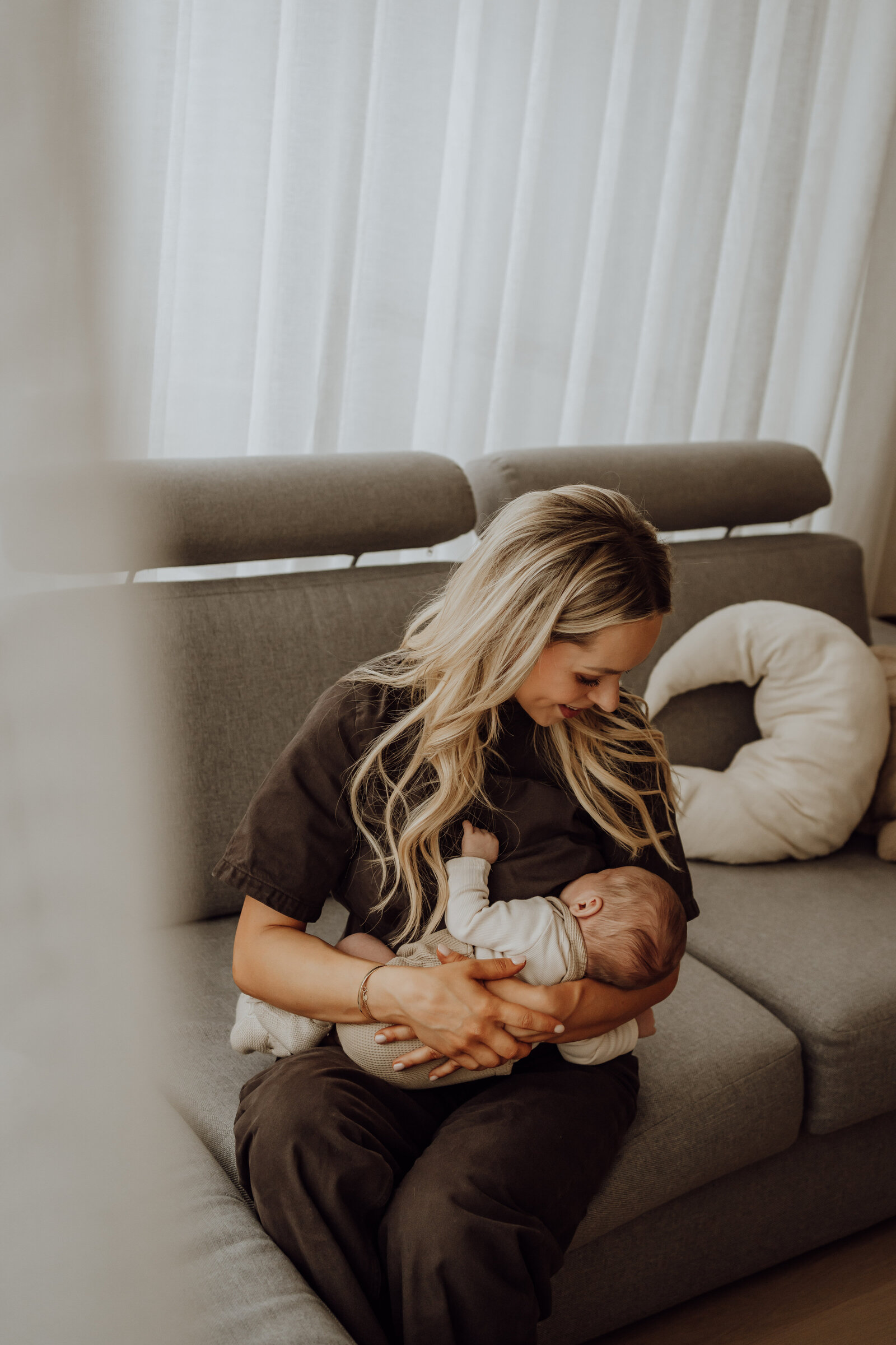 newbornfotoshoot limburg, borstvoeding, mama met zoontje 