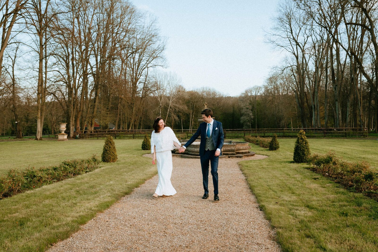 mariés dans le jardin du domaine