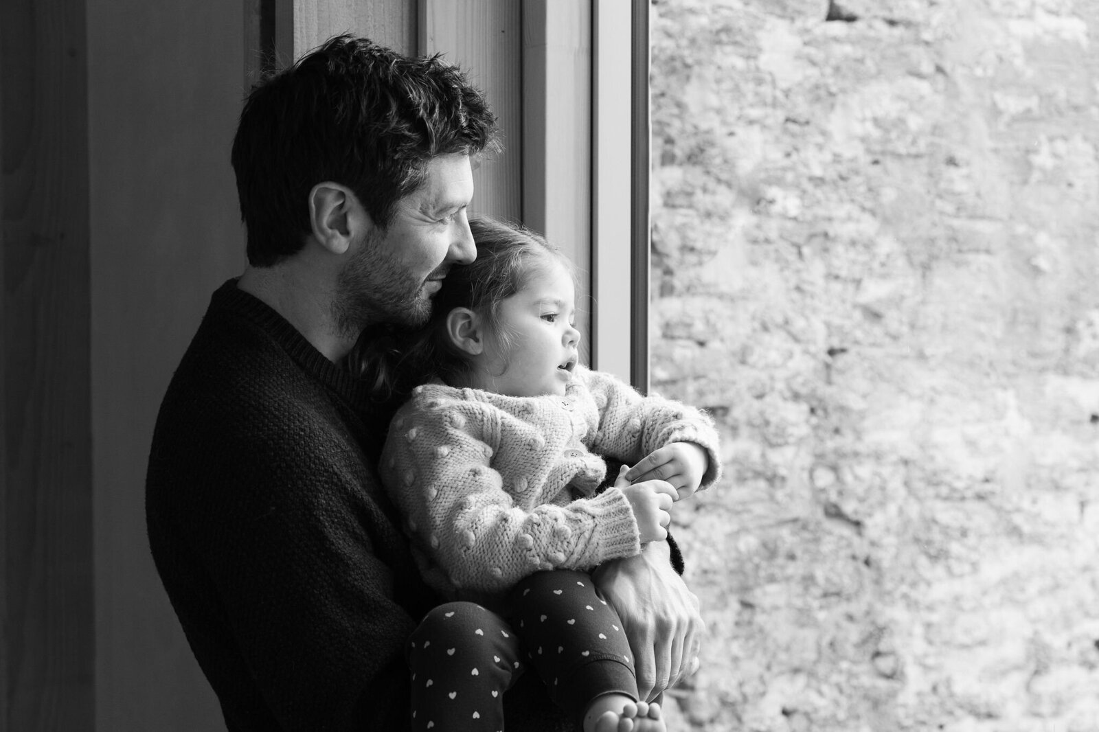Window-light-dad-and-daughter-in-house-shoot