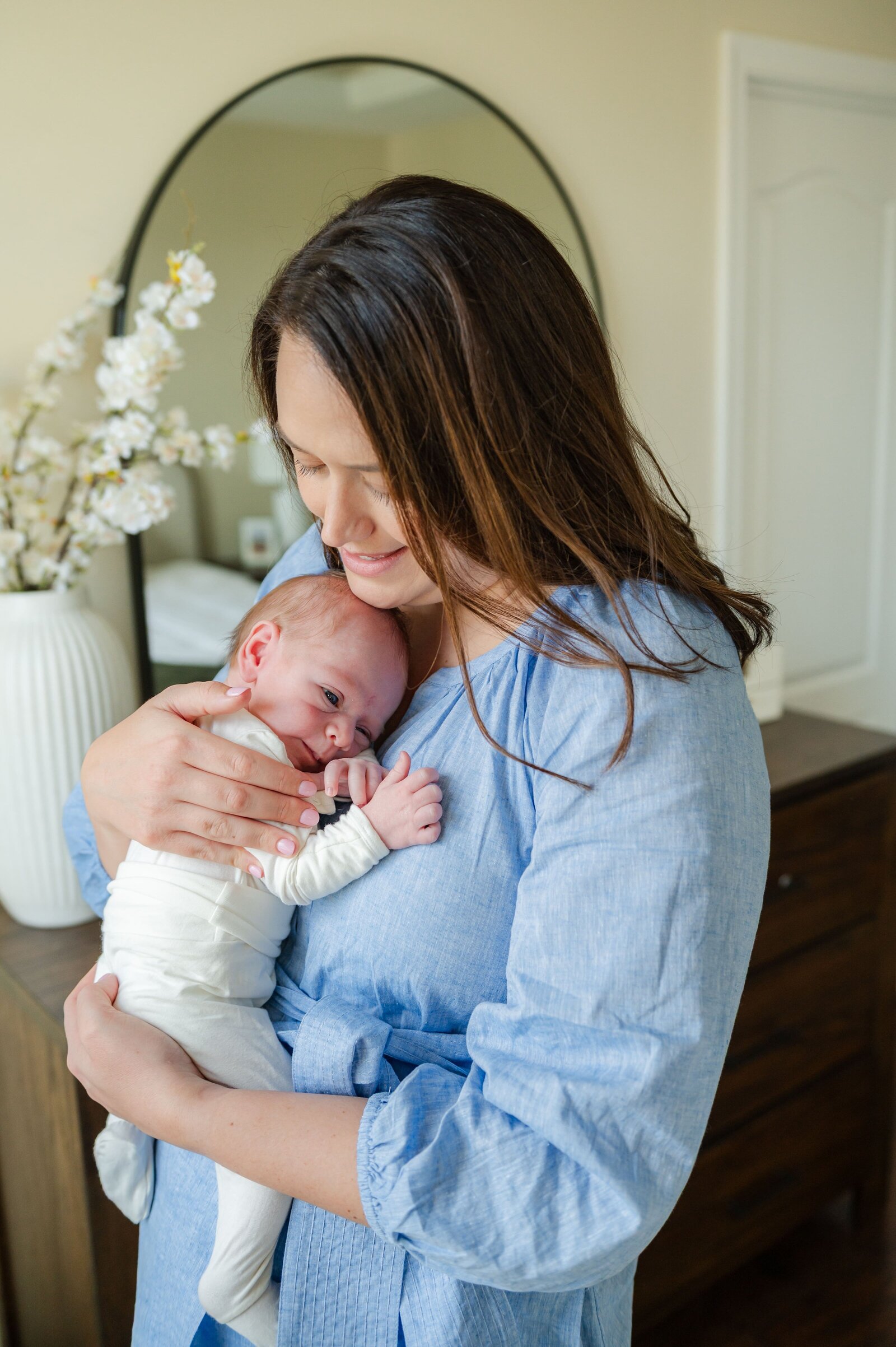 Lifestyle newborn photography in Baltimore with candid family connection