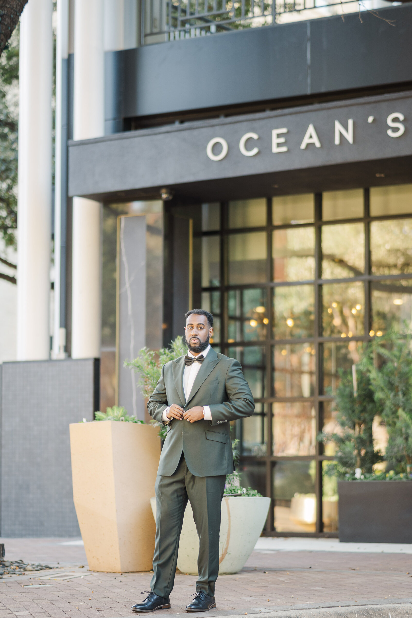 Solo photography for groom before wedding ceremony