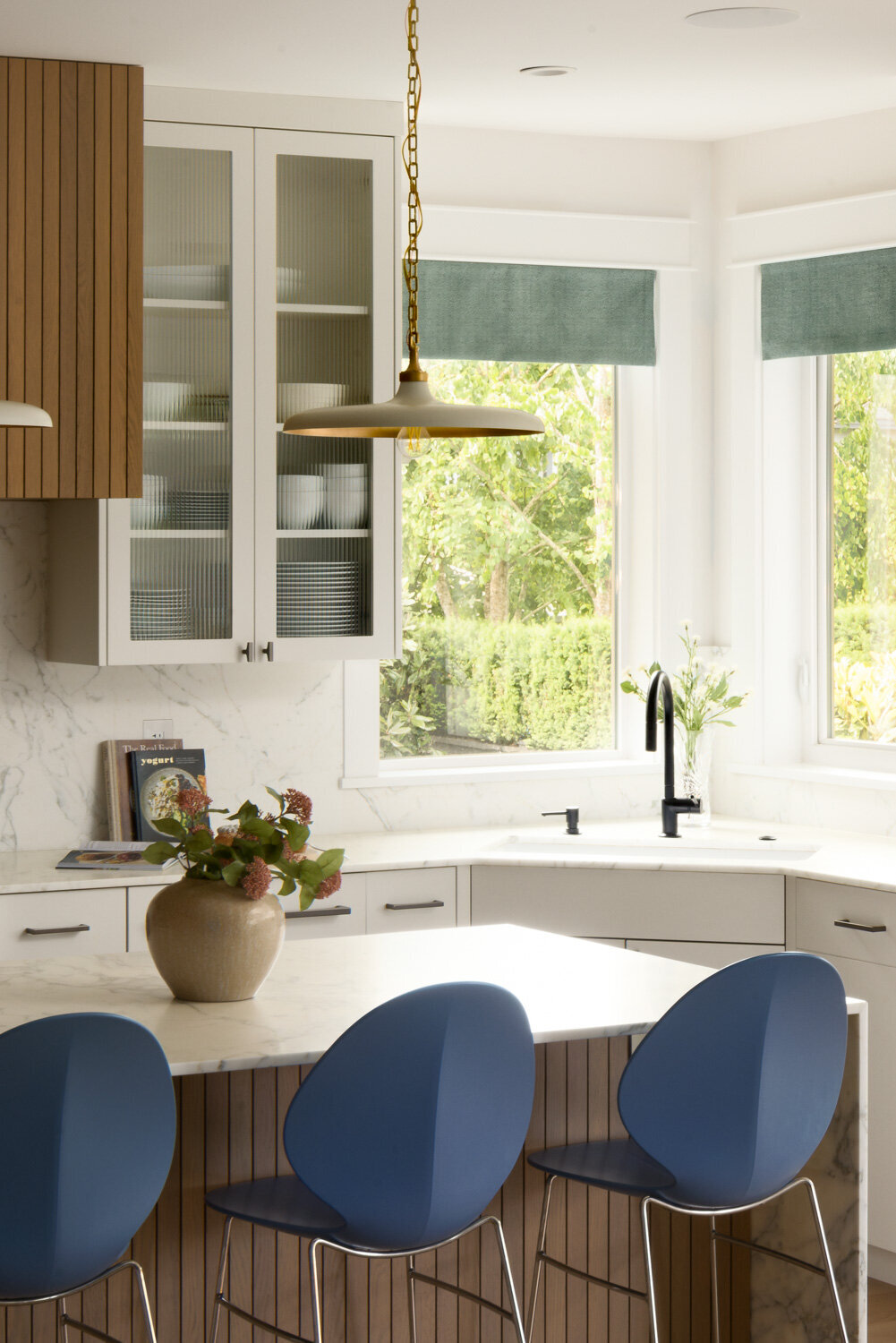modern-corner-sink-blue-valance-AlignID