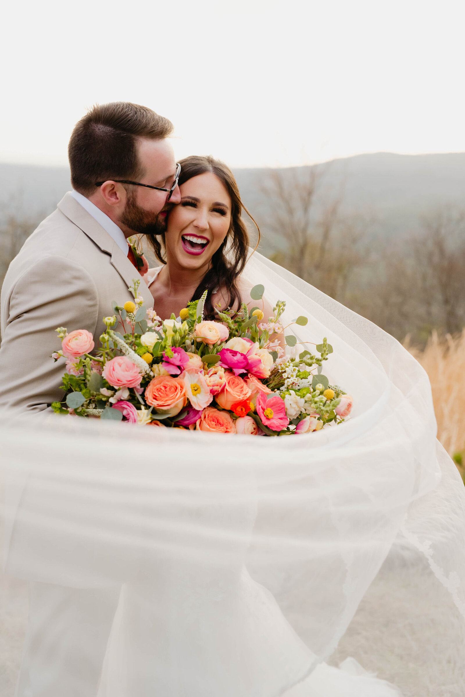 missouri-wedding-bride-groom-wedding-bouquet-Missouri-wedding