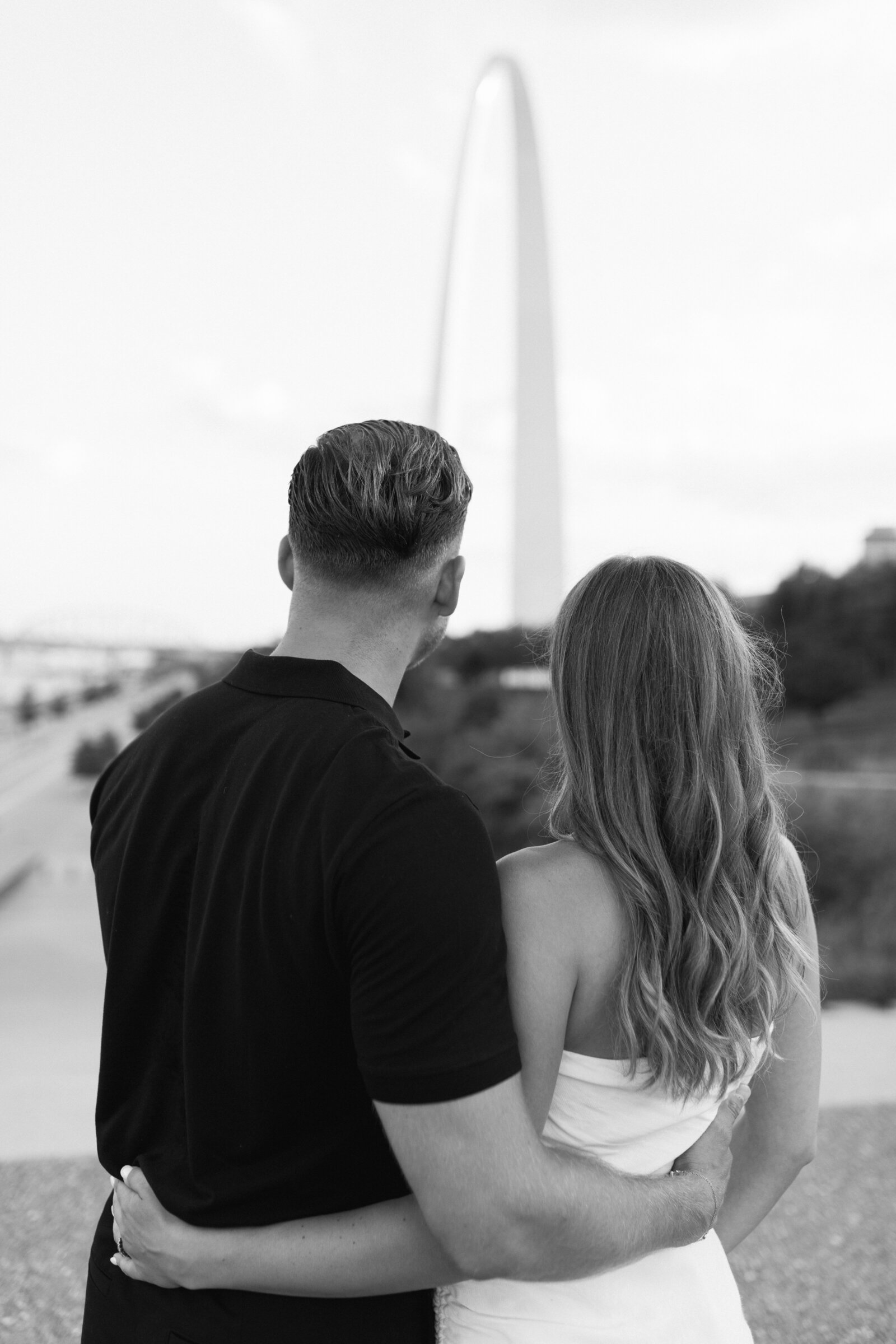 Downtown couples portrait at the St. Louis Arch