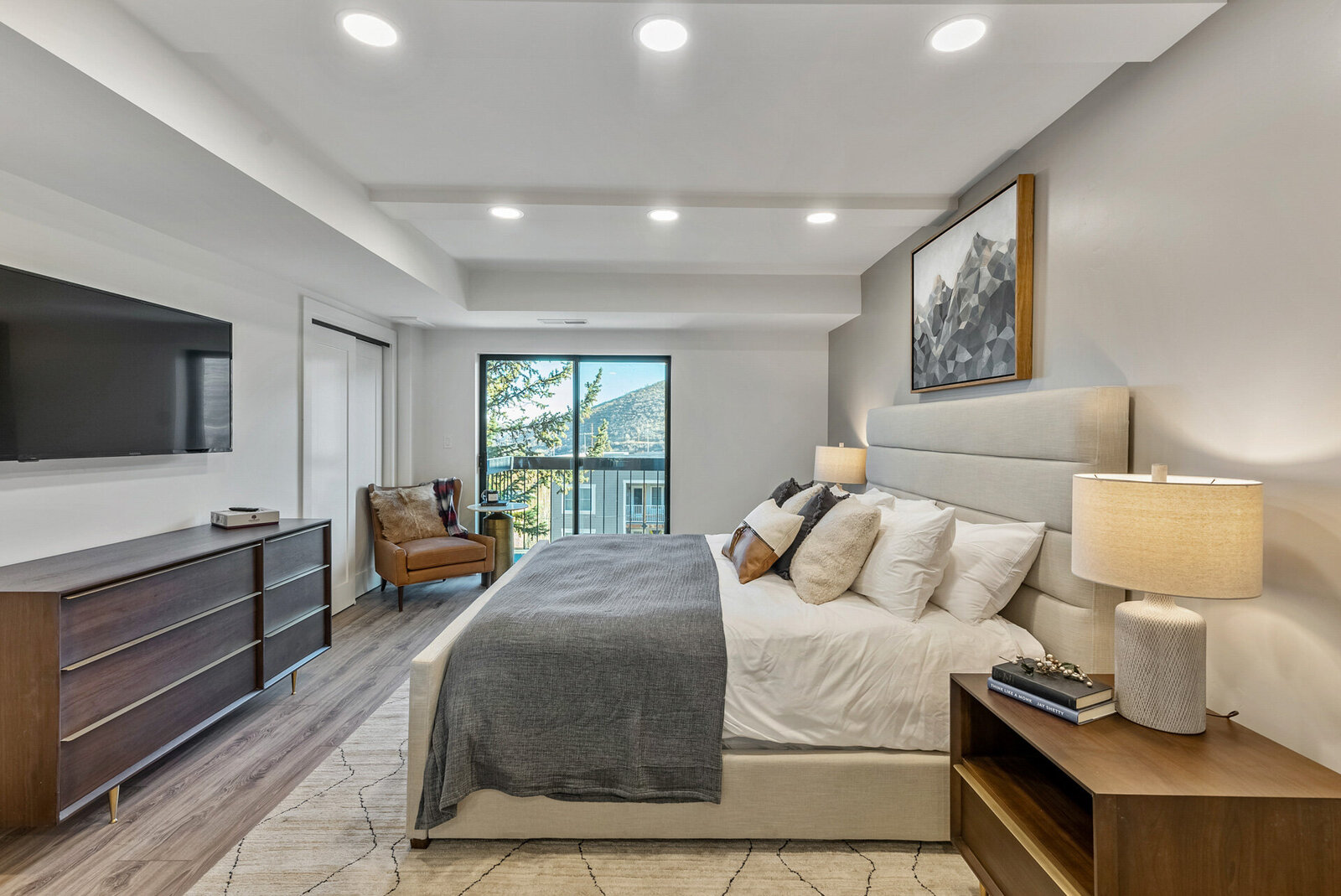 Vacation-Home-Interior-Designer-Chalet-and-Co-cozy-neutral-bedroom