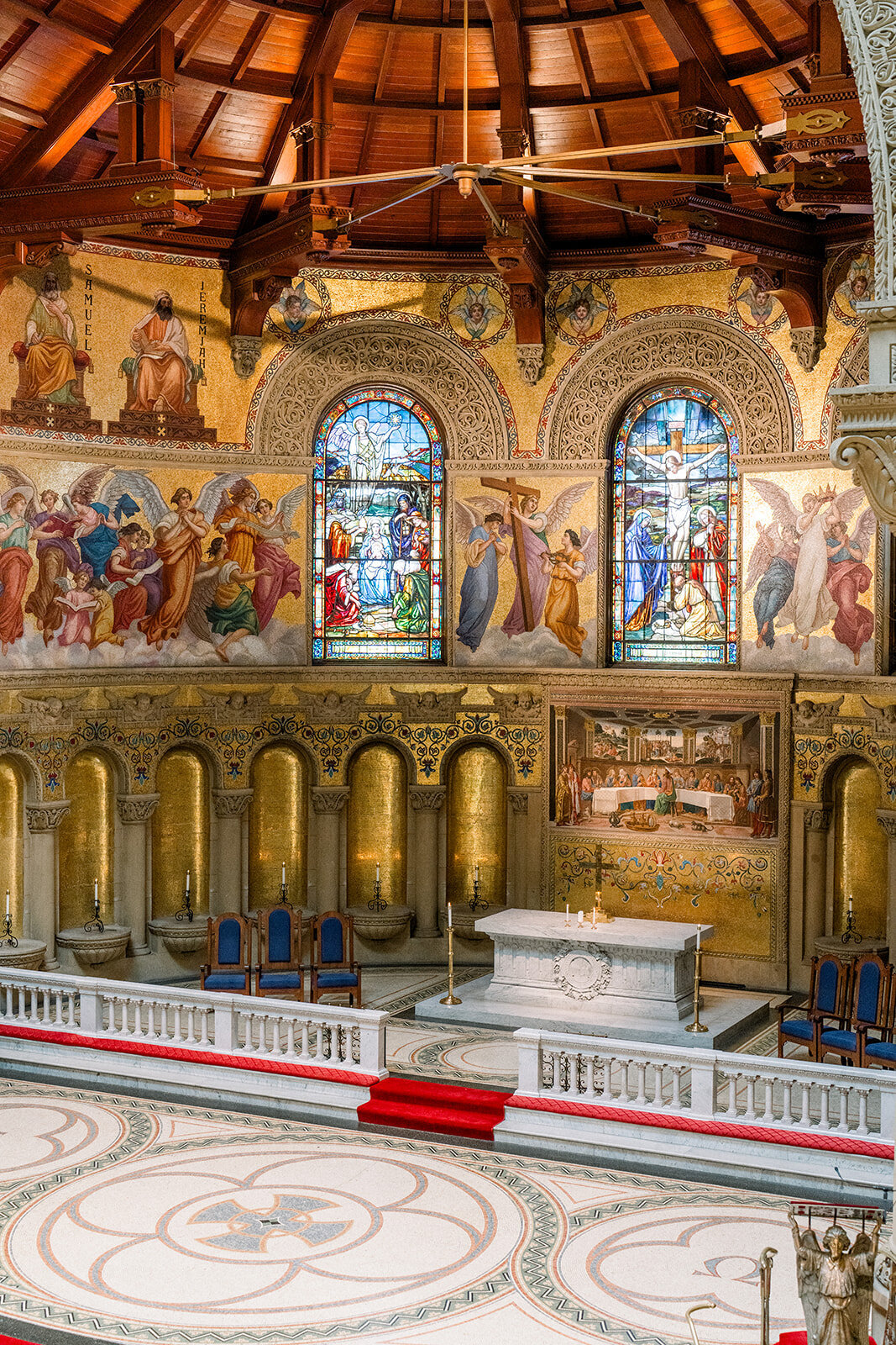 The stunning interior of Stanford Memorial Church, a perfect venue for an elegant wedding ceremony in California.