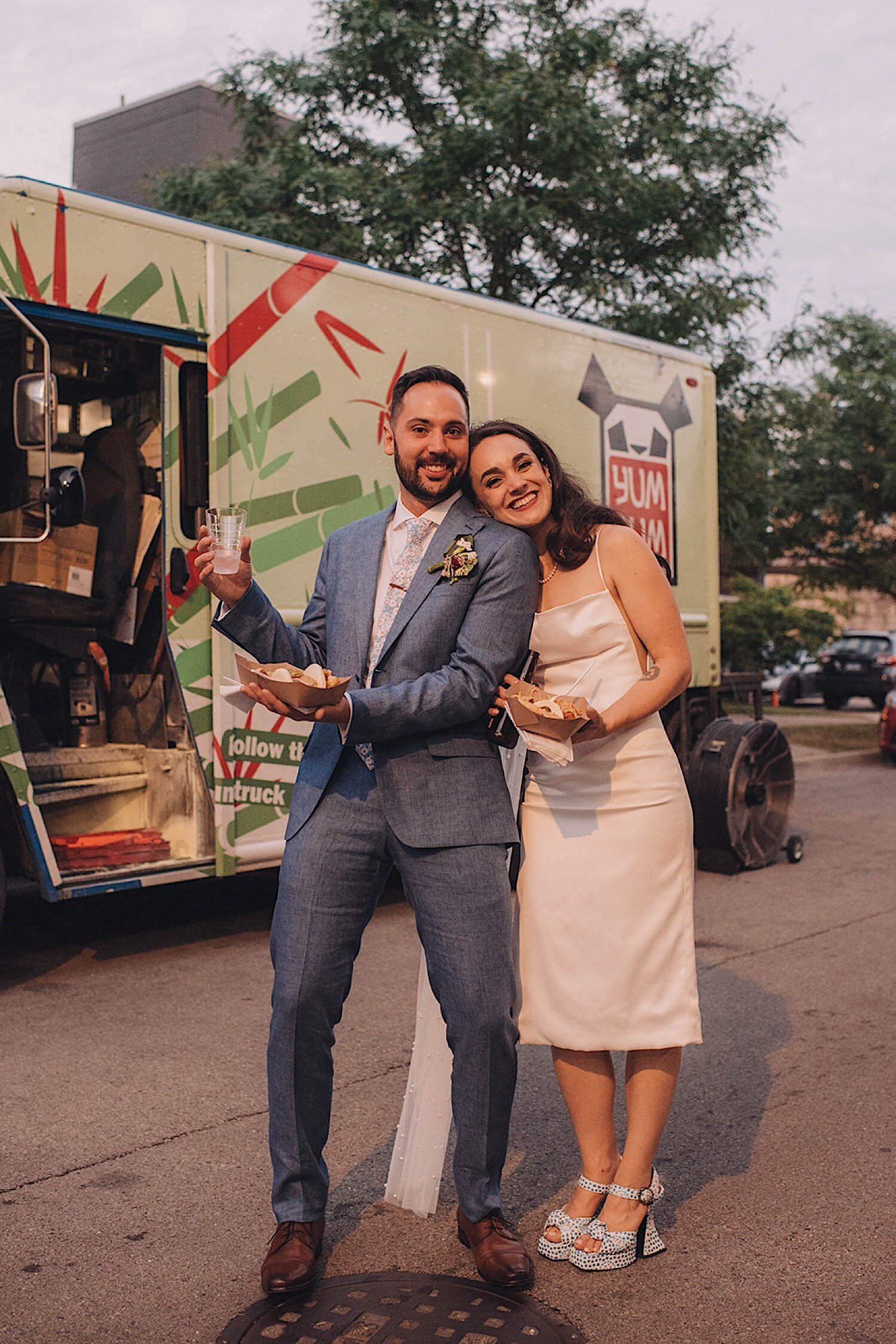 31_bride-and-groom-outside-yum-dum-food-truck-chicago-wedding