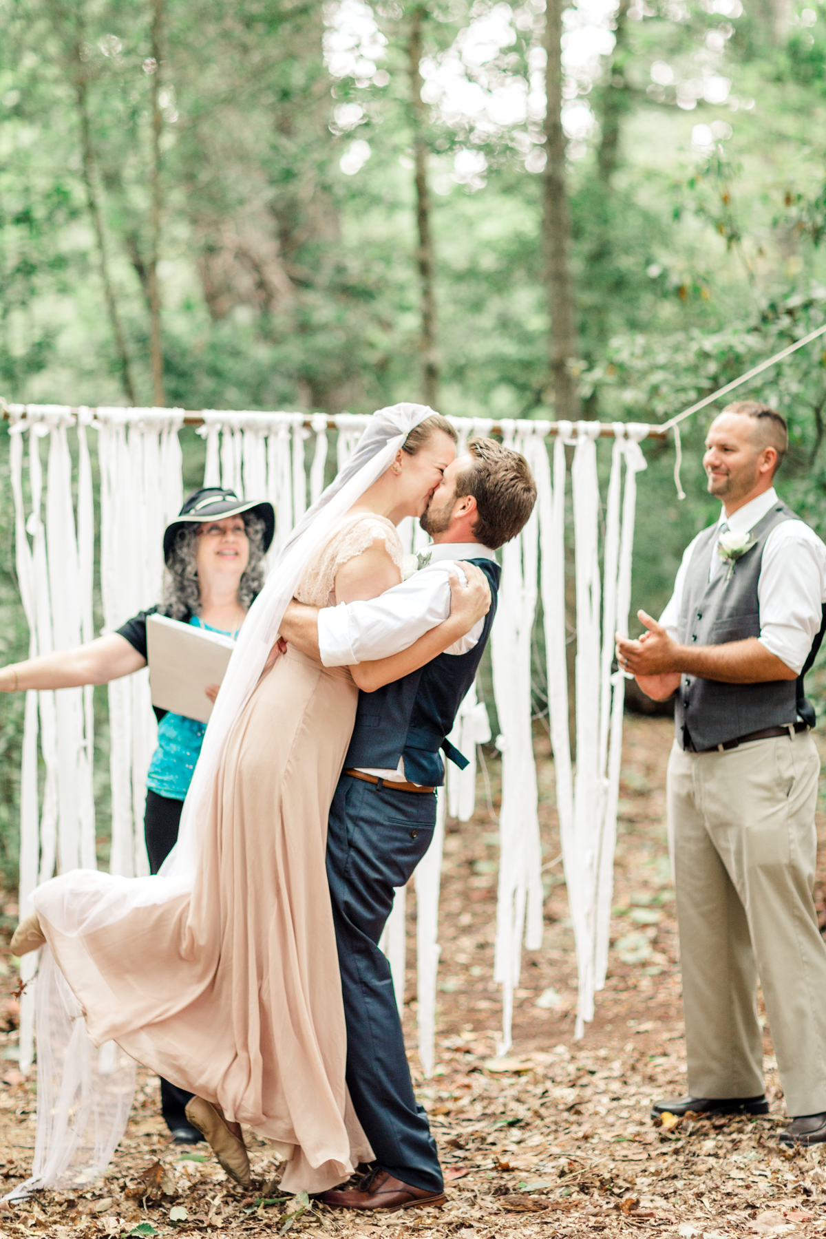 i-va-backyard-wedding-first-kiss