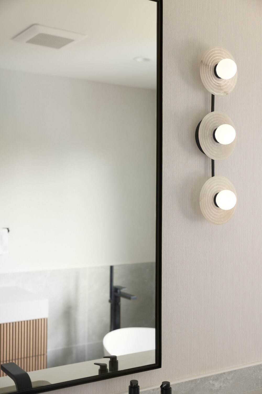 bathroom-wallpaper-black-fixtures-AlignID
