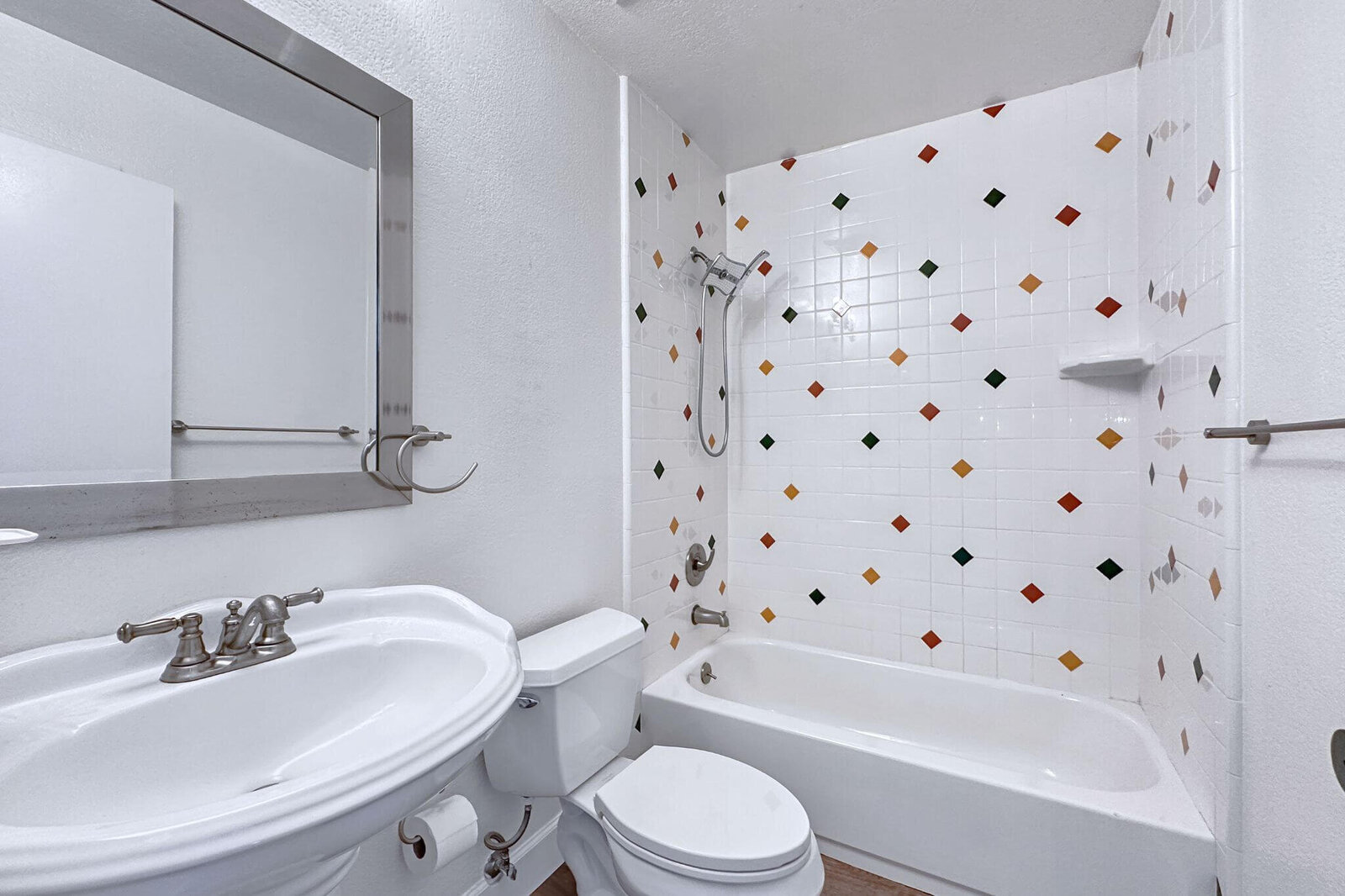 mls17_michael-jimenez-pacifica-real-estate-agent-homes-for-sale-bay-area-colorful-bathroom-top-realtor