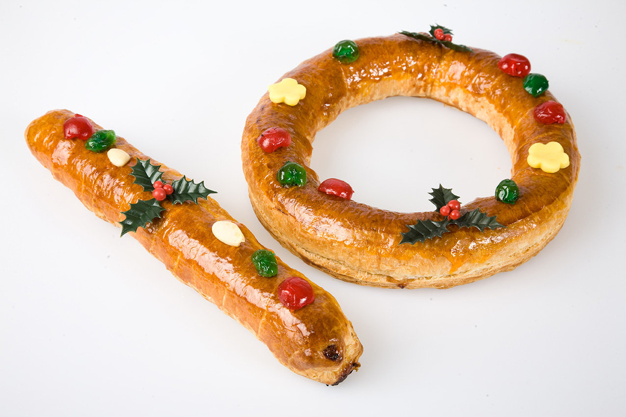 Kerstkrans of kerststaaf met amandelspijs van Berg's Bakery.