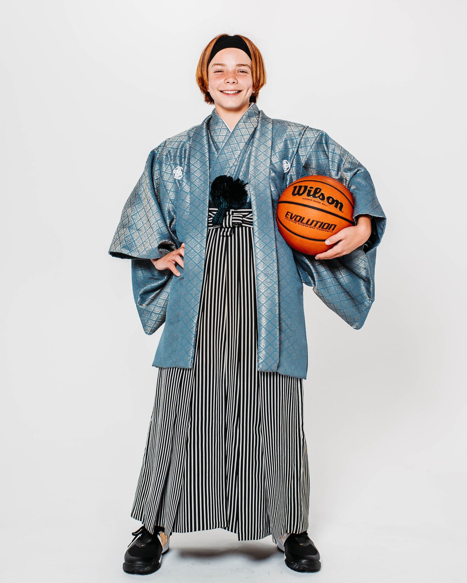 Boy in blue montsuki hakama holding a basketball for graduation portrait | 卒業式 紋付袴 青い着物 バスケットボールを持つ男の子