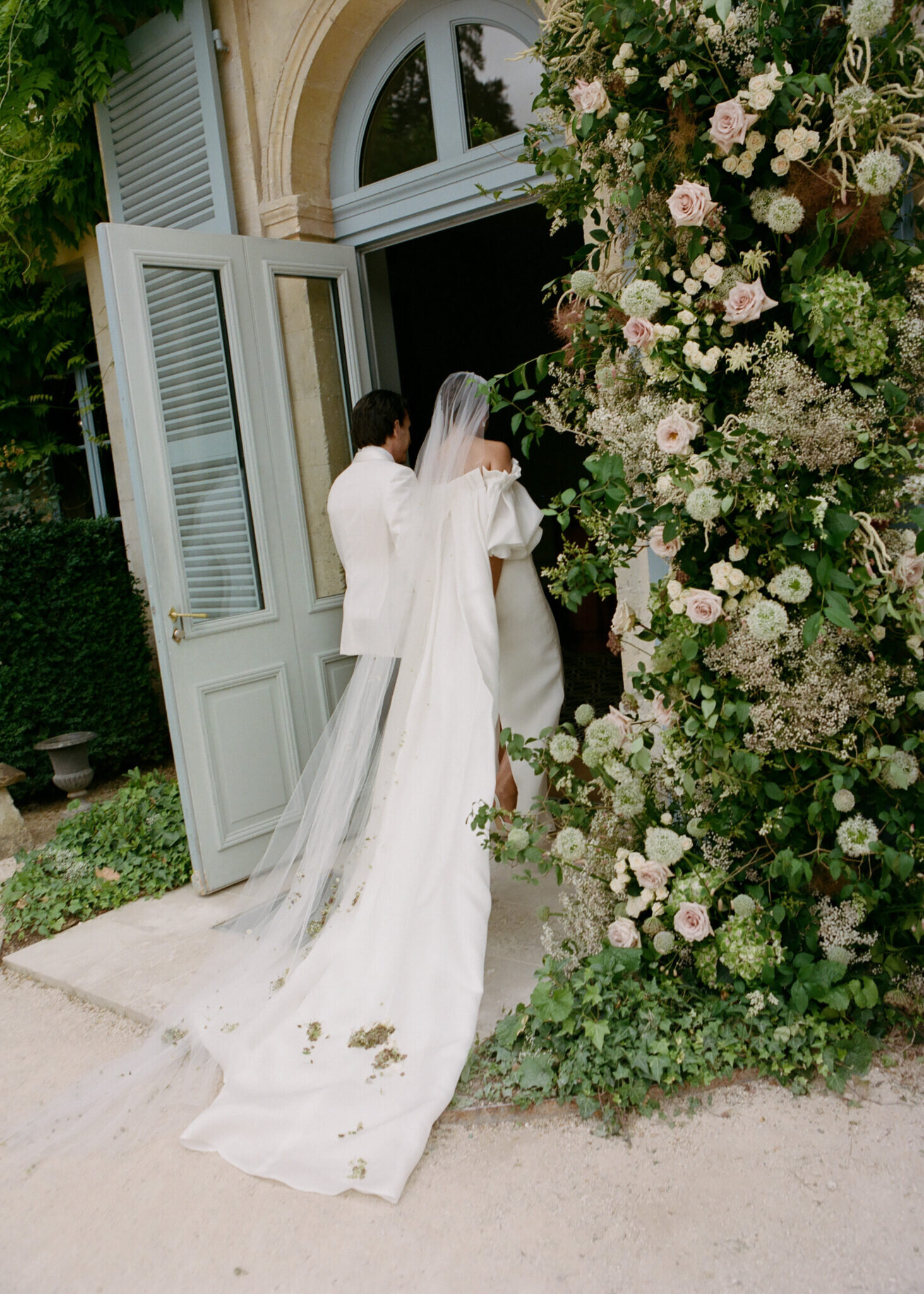 Lily Paloma is a best floral designer for a wedding in loire valley