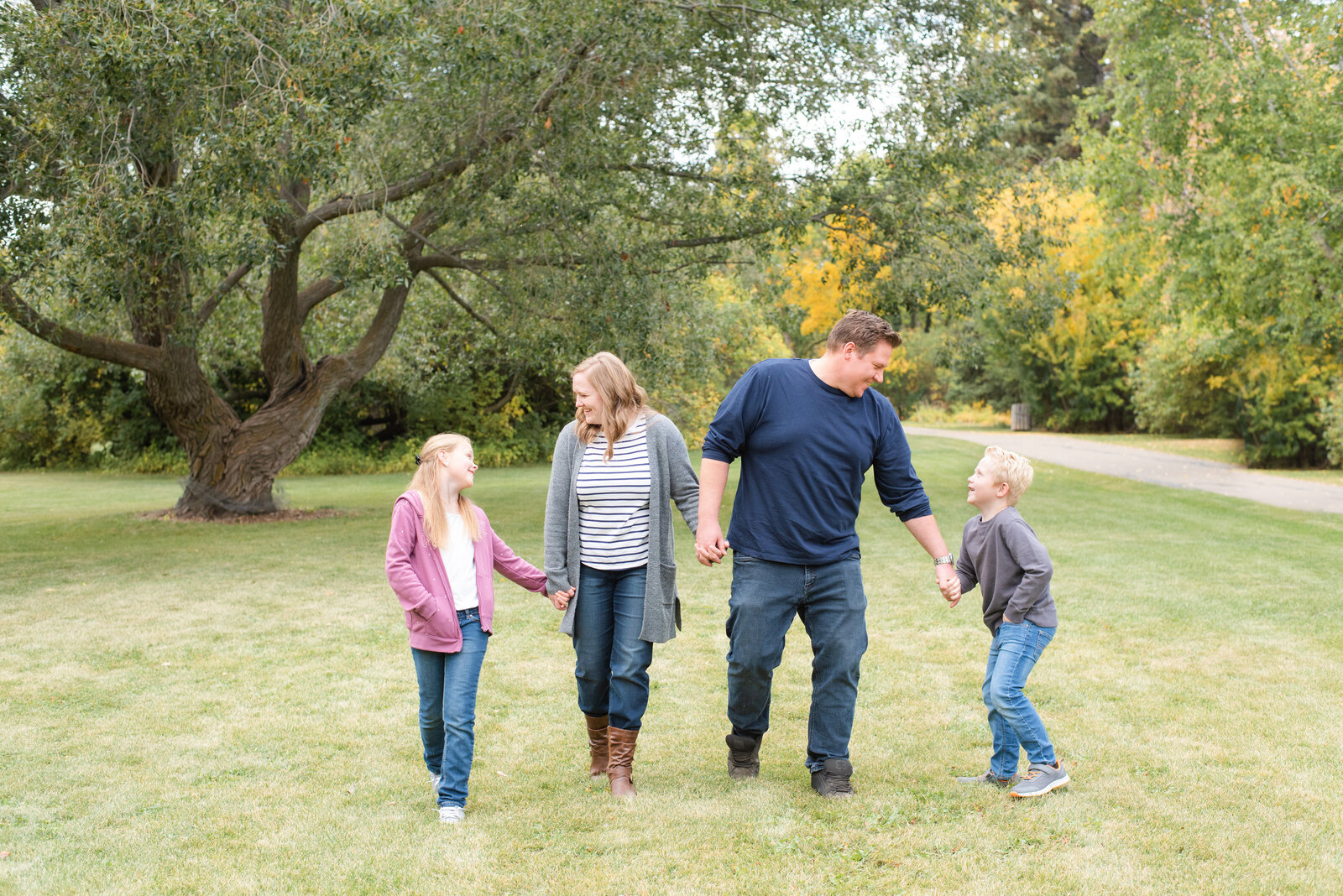 Red deer - Family- photographer-fall photos-corntation park-alberta-15