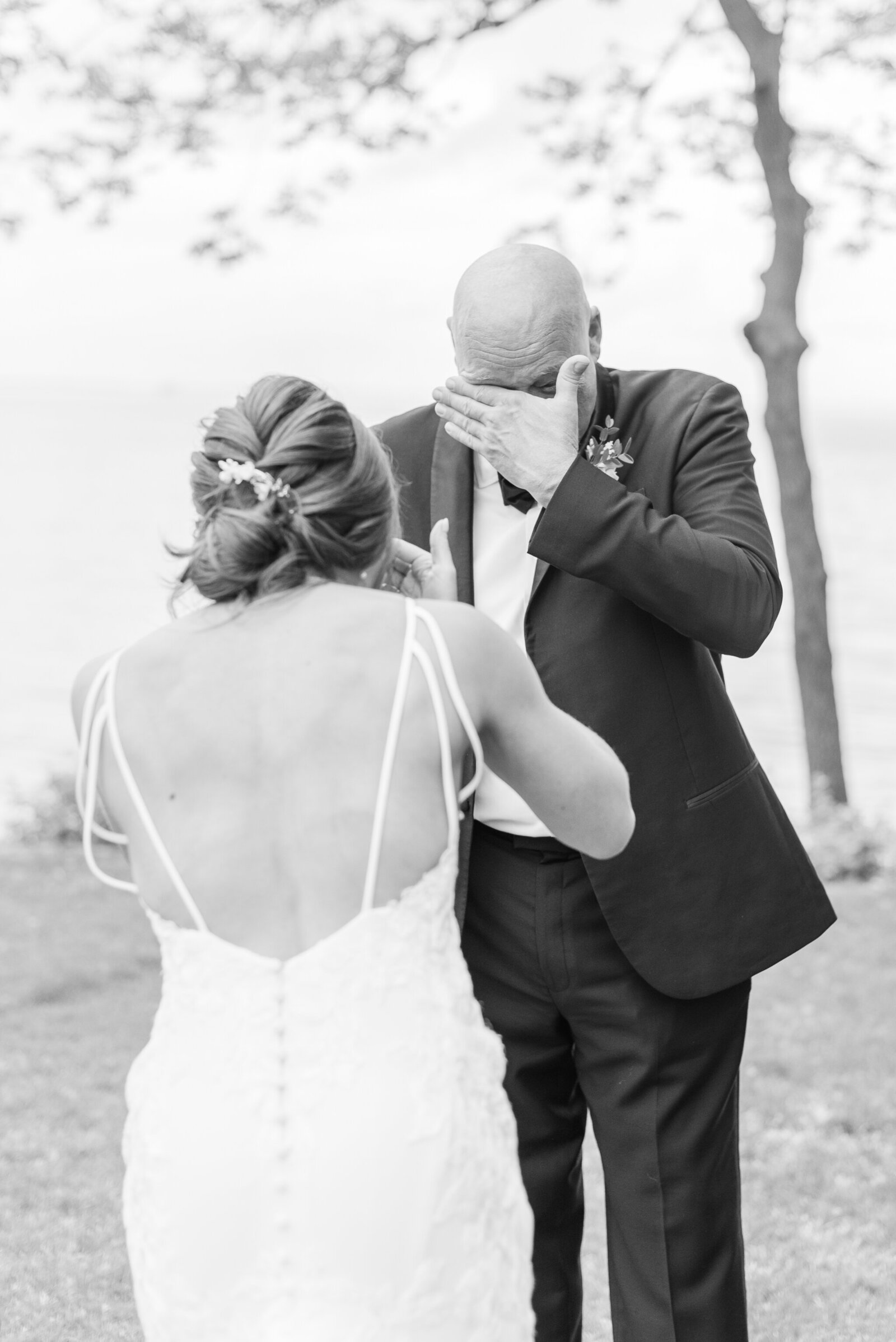 dad crying seeing his daughter on wedding day