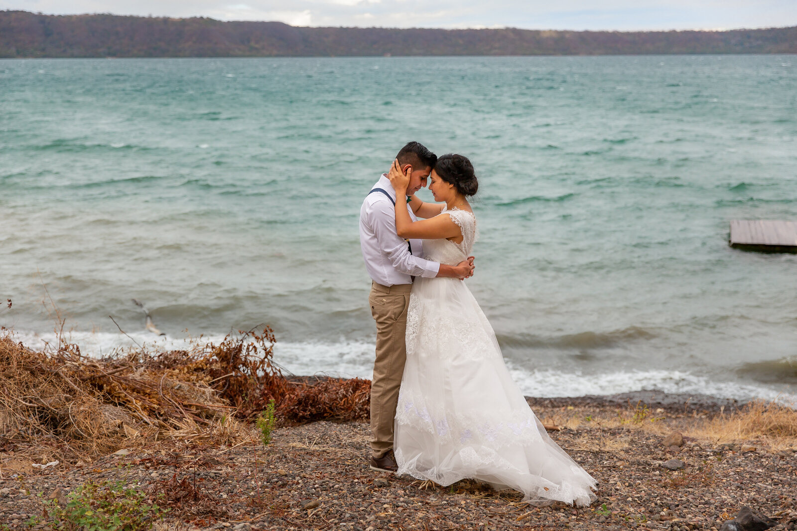 this couple eloped on a lagoon in Nicaragua