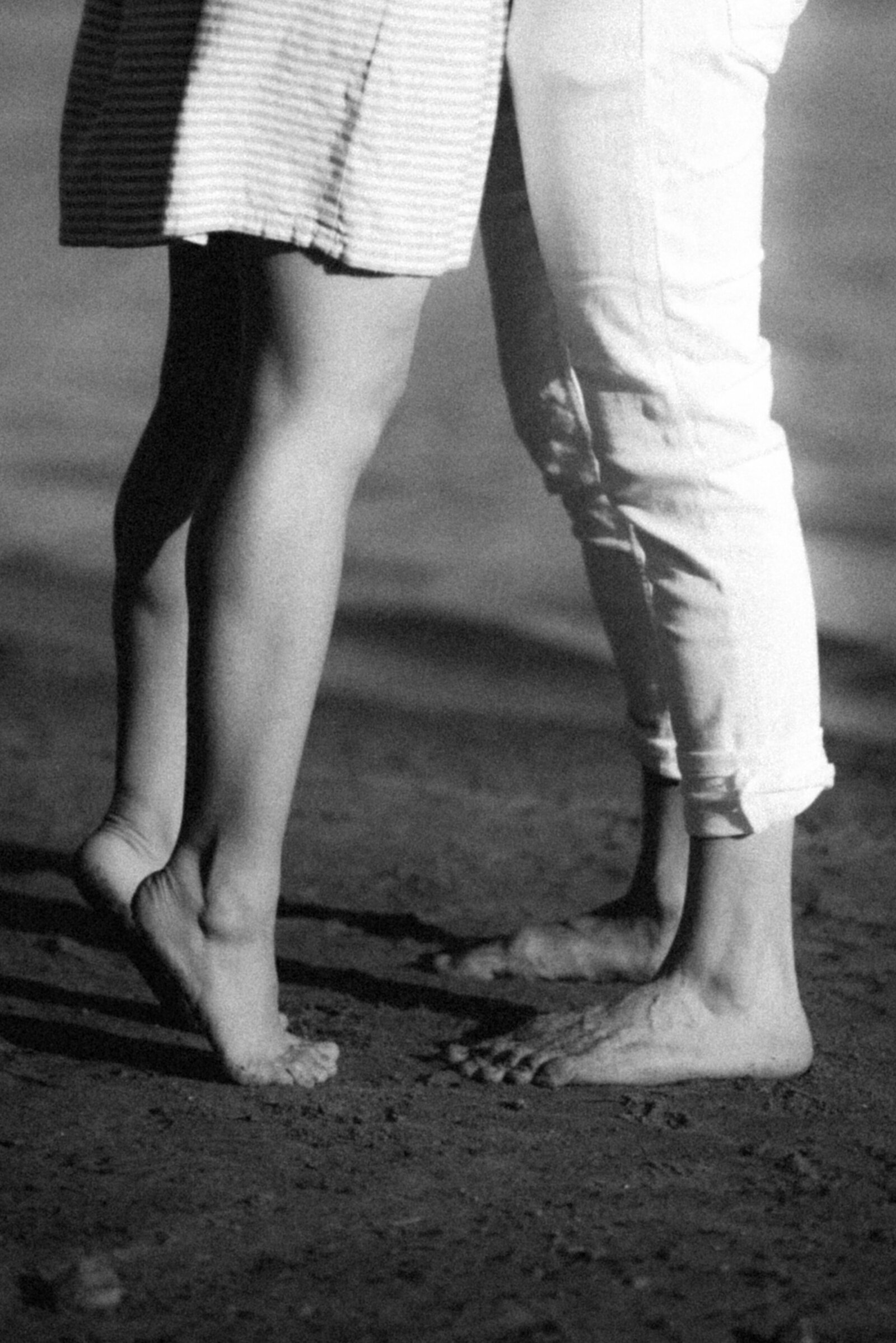 Couple on a beach on a photography session with photographer Hannika Gabrielsson
