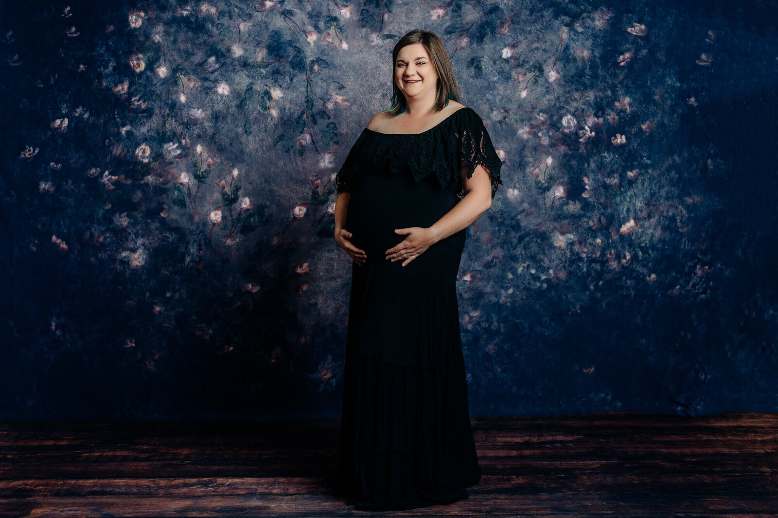 Woman poses for Prescott AZ maternity photos