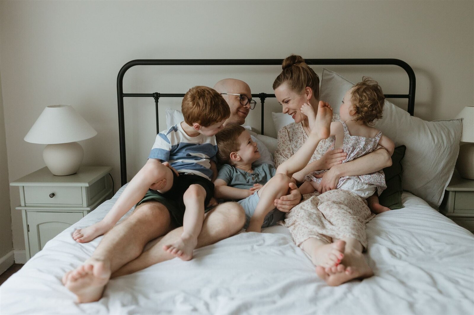 family on bed melbourne session
