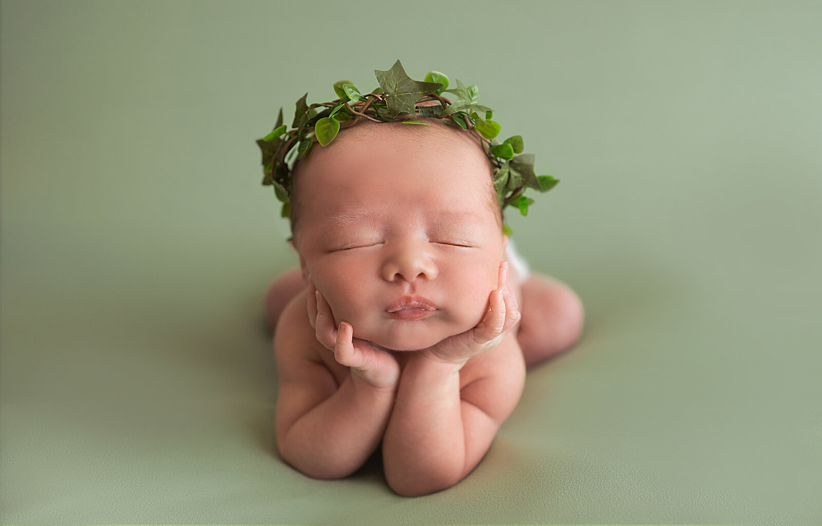 atlanta-best-award-winning-newborn-froggy-pose-green-milestone-month-months-boy-baby-portrait-studio-photography-photographer-twin-rivers-01