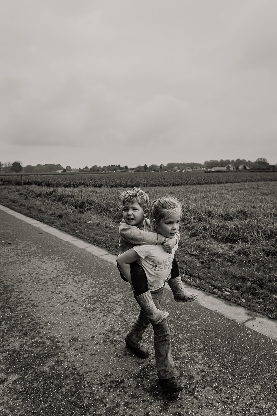 gezinsfotoshoot fotoshoot gezin gezinsfotografie gezinsfotograaf gezinsfotoshoot eindhoven gezinsshoot zwangerschap gezinsshoot buiten spontane gezinsfoto'a slledaags geluk