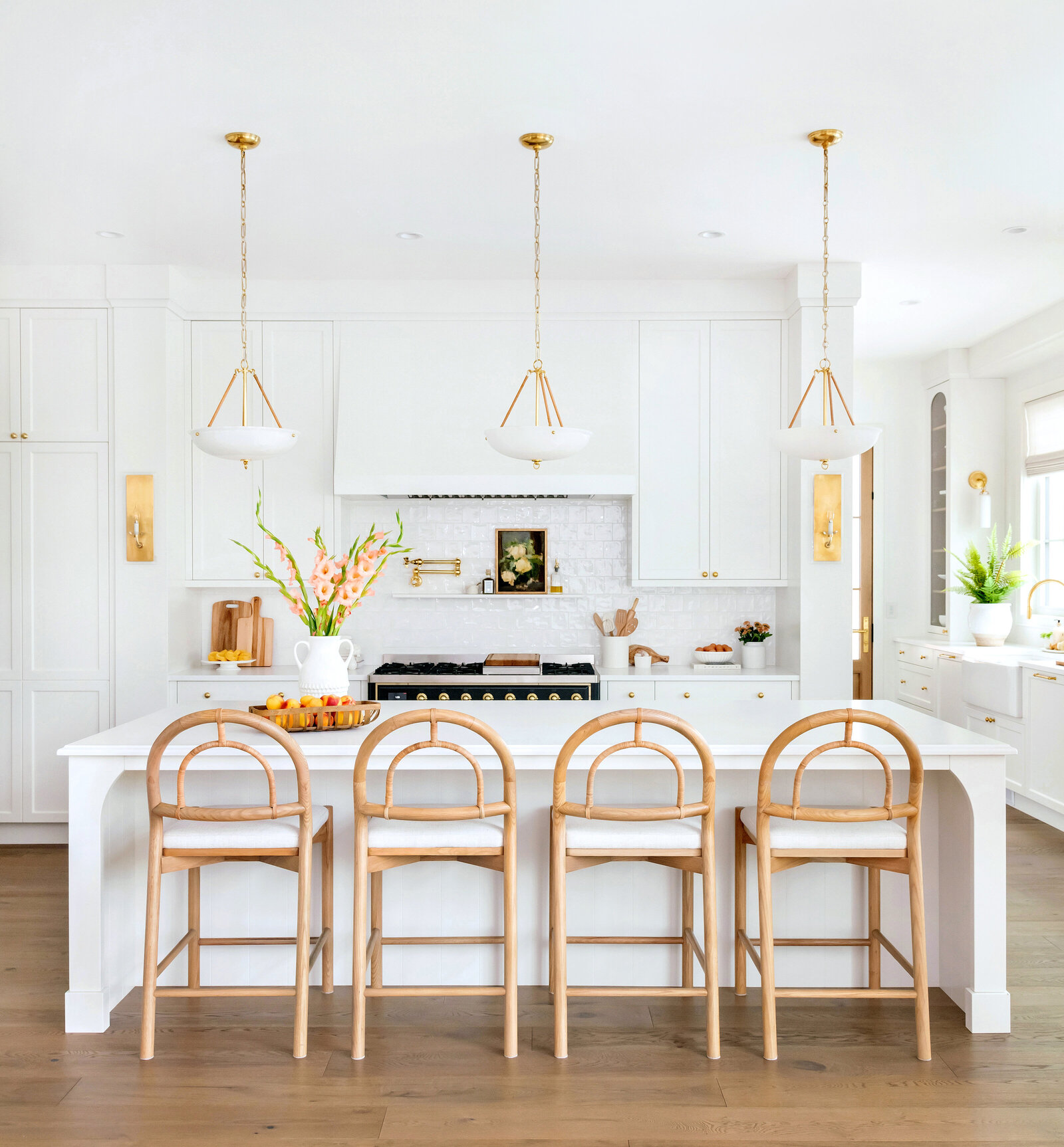 Chez Jilaire white kitchen modern home (5)