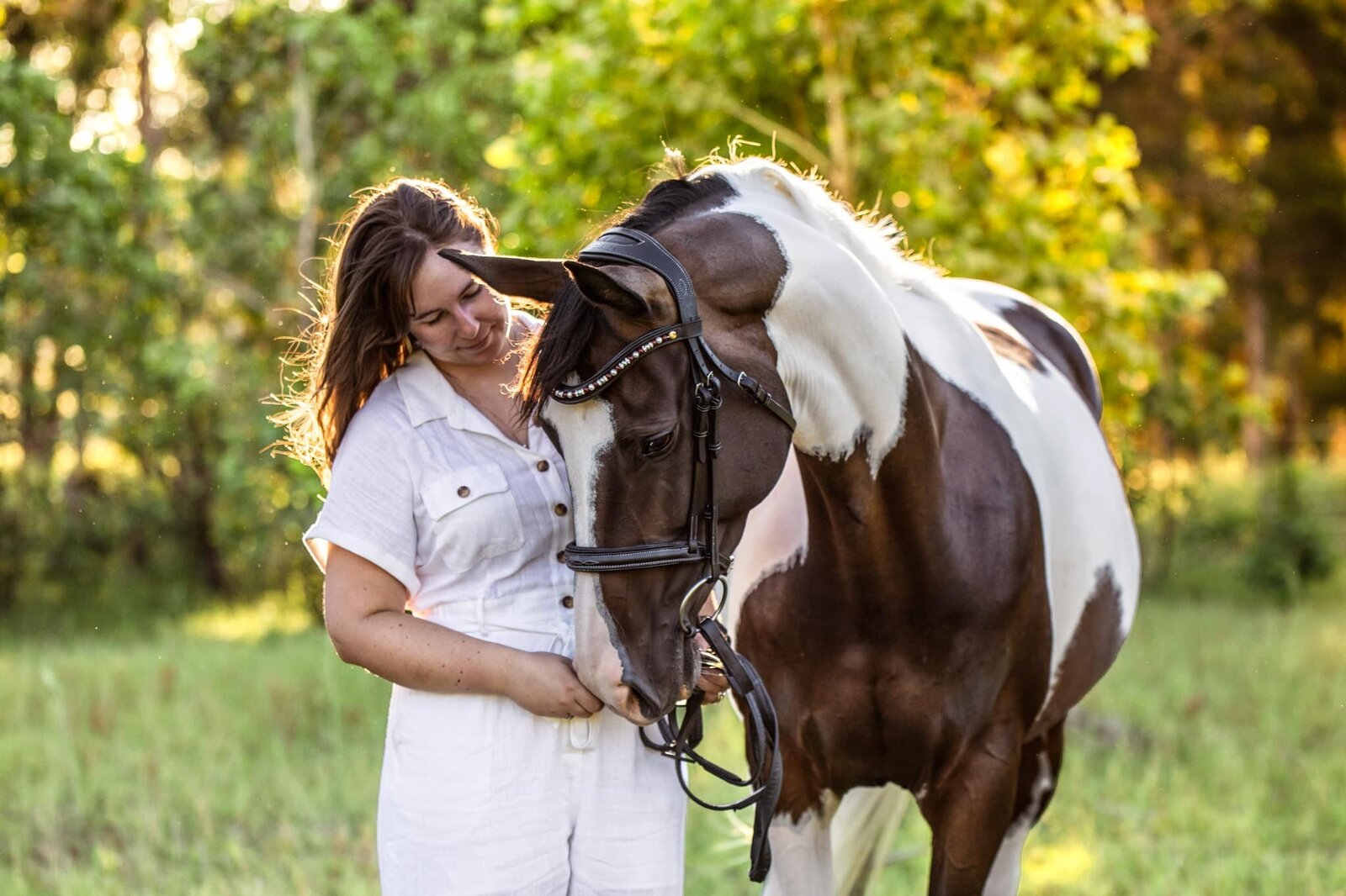 40. Hawkesbury Equine Photoshoot pinto horse sniffs woman Half Steps Photography