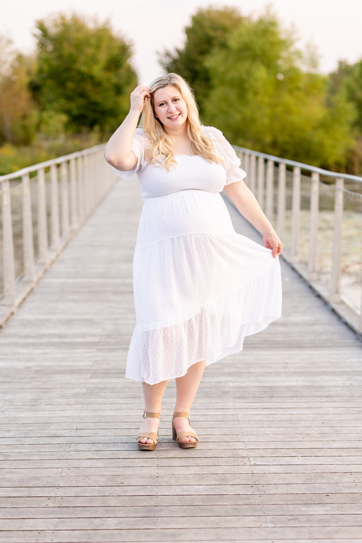 outdoor_maternity_photography_session_Louisville_KY_photographer_golden_hour