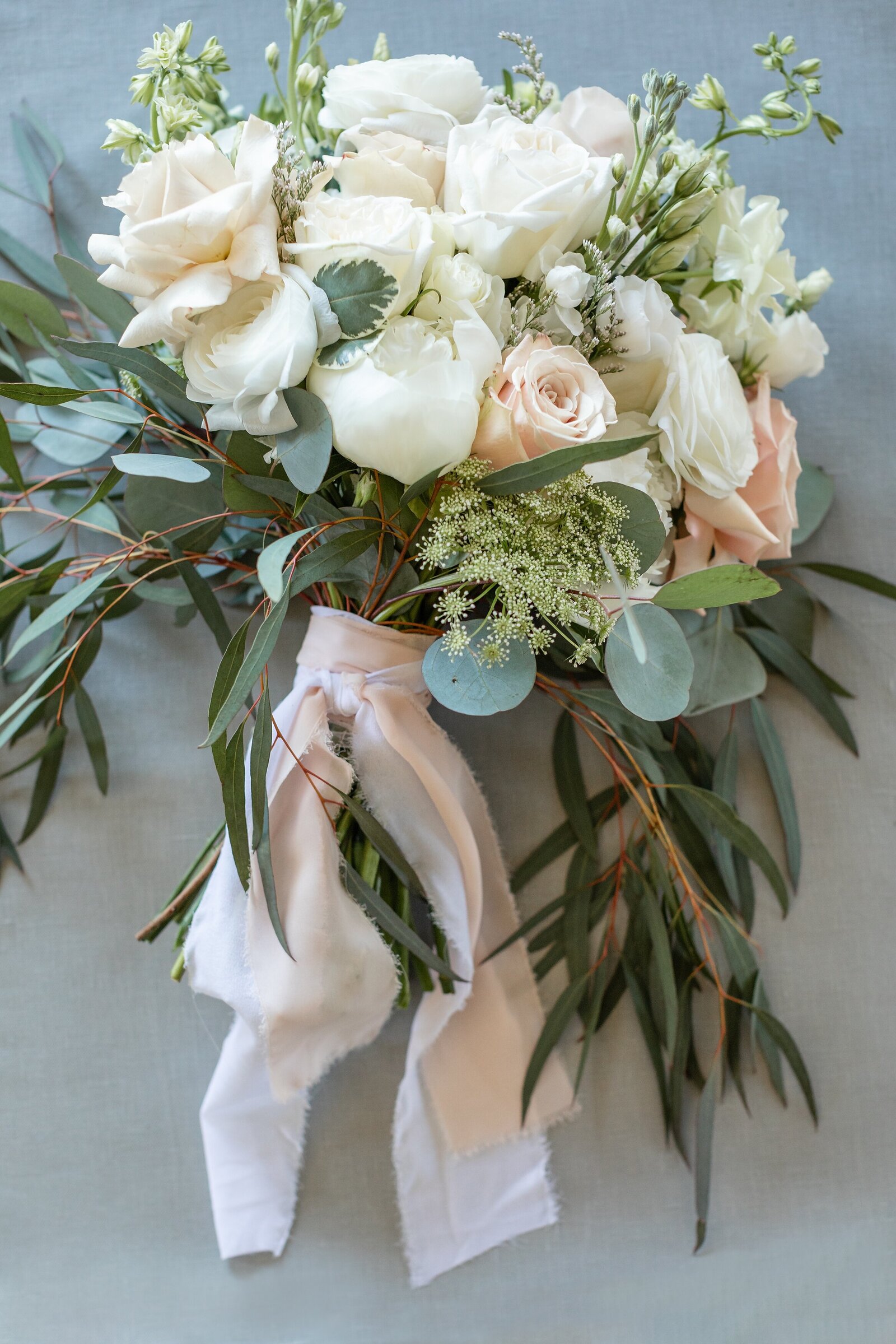 White-and-soft-pink-natural-wedding-bouquet-hessenland-vineyard-wedding