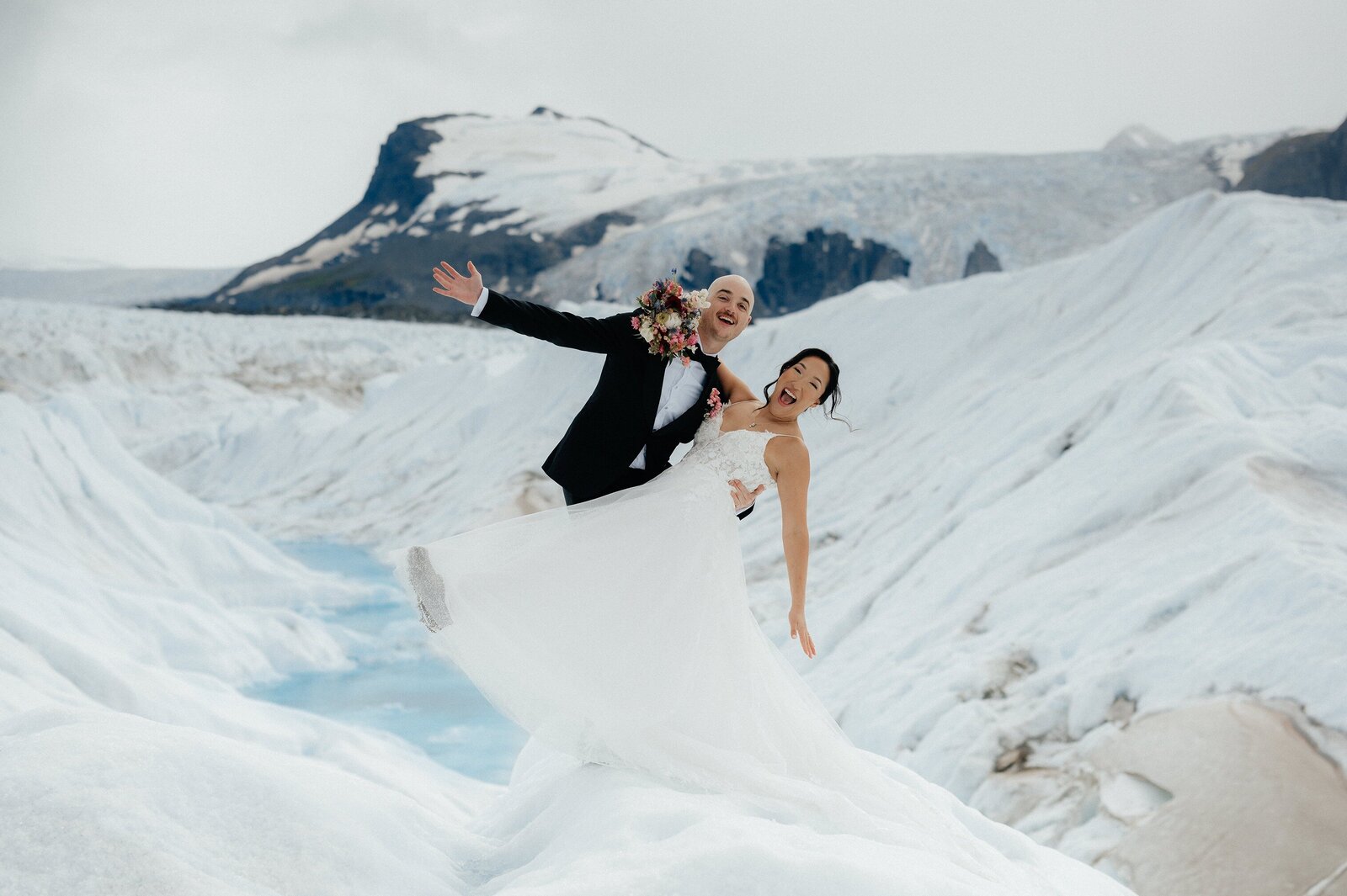 Christina+Matt_Knik-Glacier-Elopement_EmeliaKPhotography-34