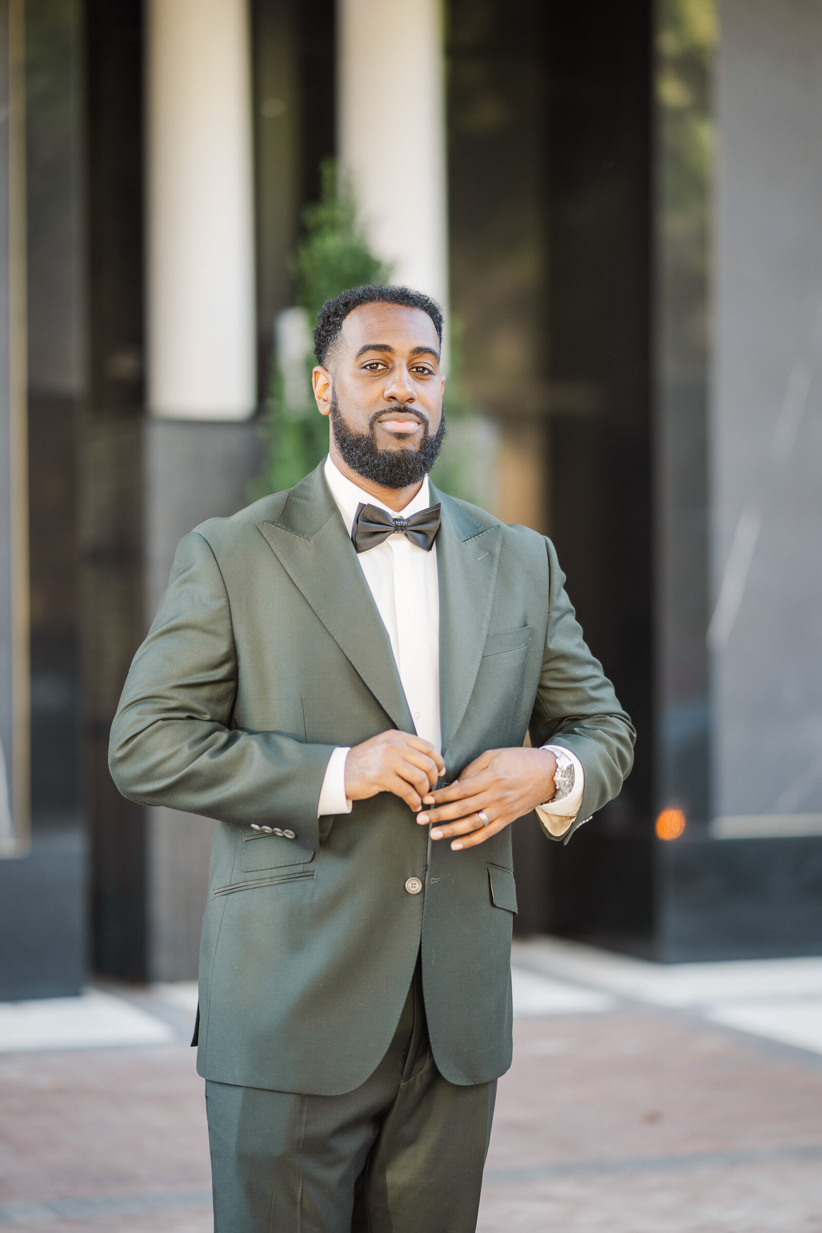 Solo photography for groom before wedding ceremony